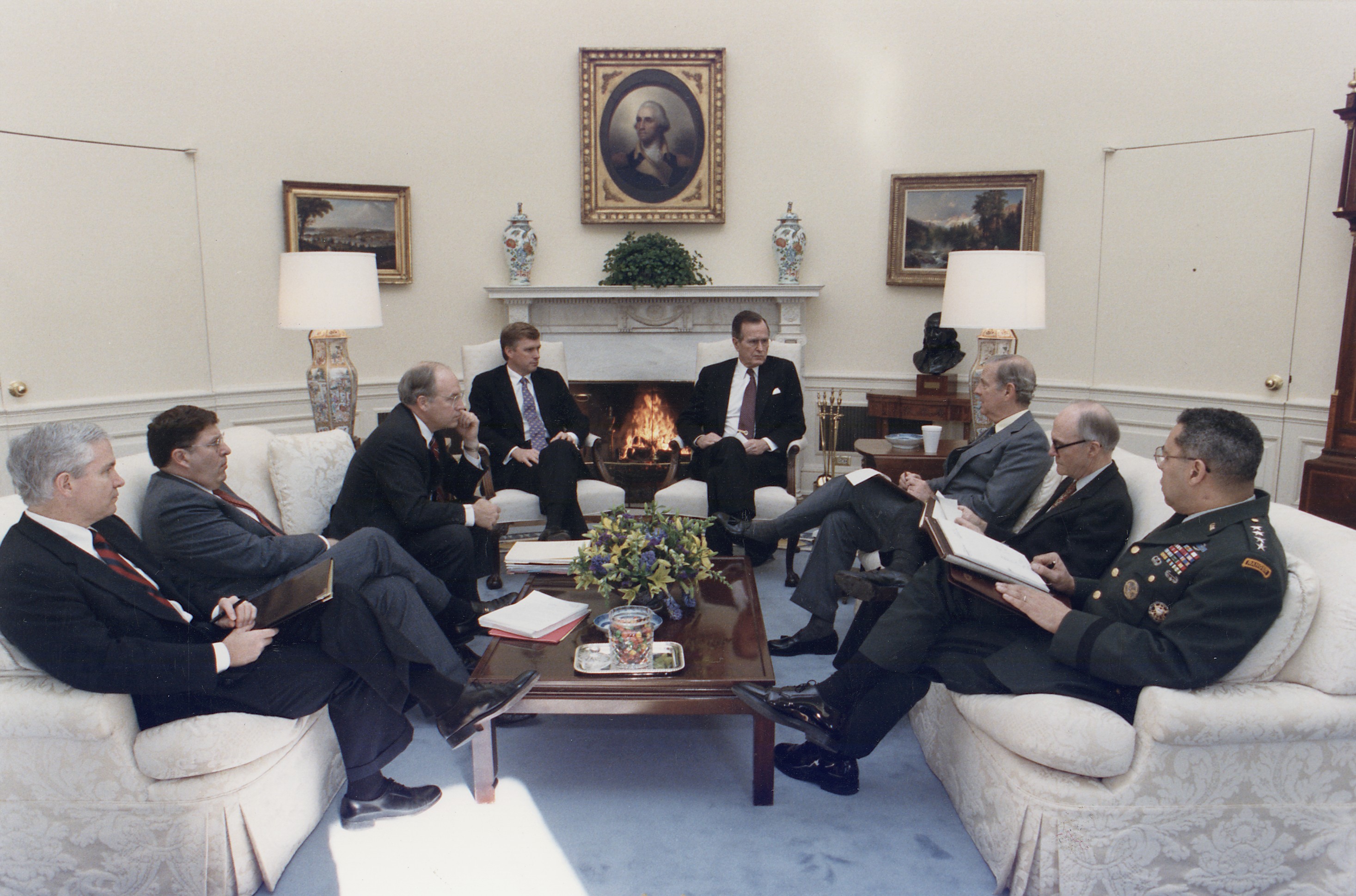 John Sununu (segundo a la izquierda) en la Oficina Oval con el entonces presidente estadounidense George Bush en enero de 1991.