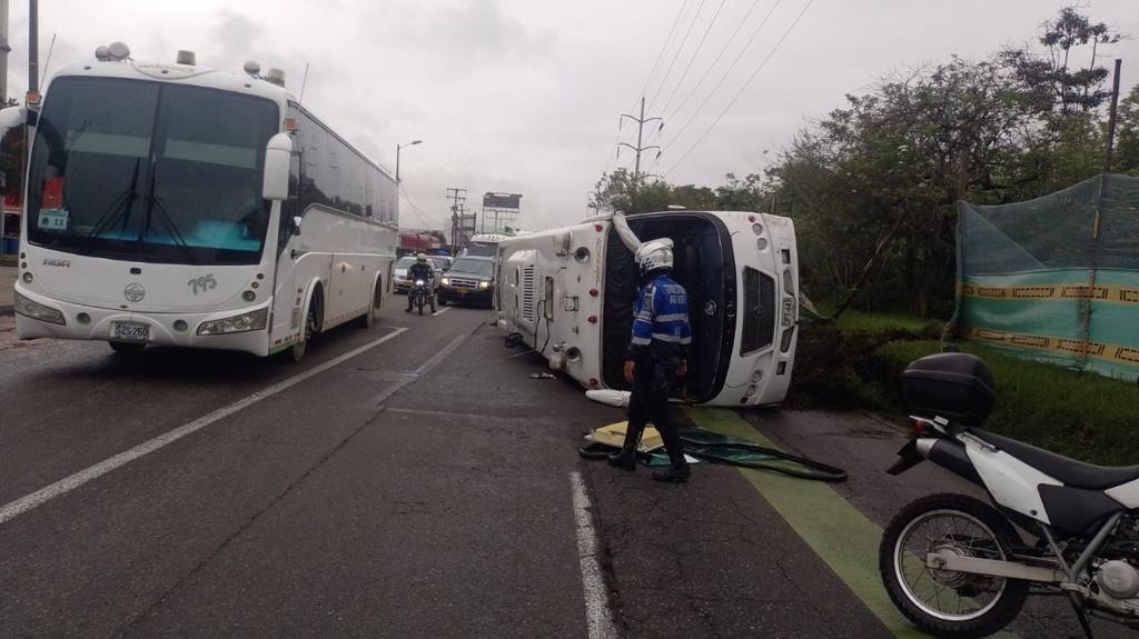 Bus escolar se volcó en la Autopista Norte de Bogotá