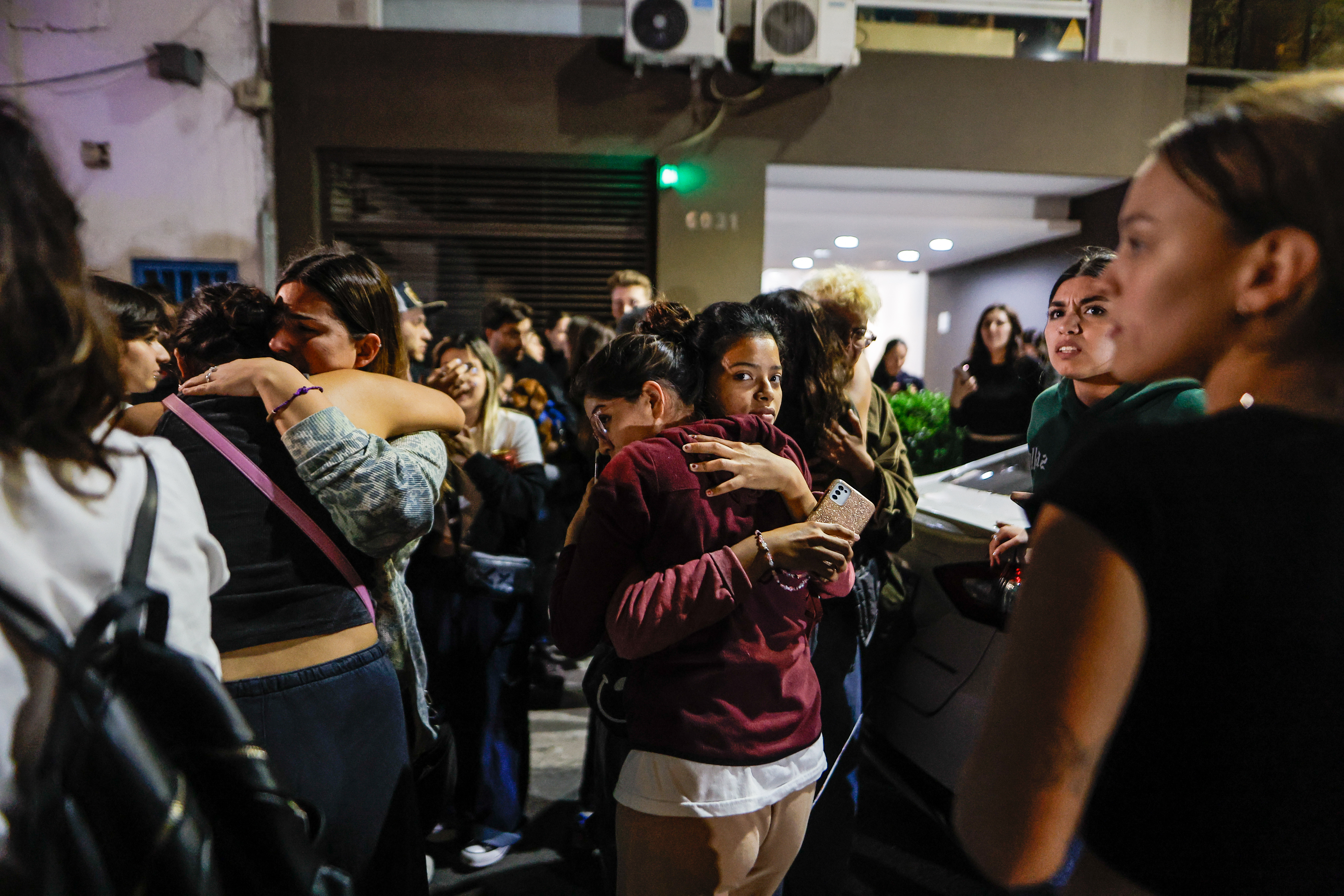 AME8069. BUENOS AIRES (ARGENTINA), 16/10/2024.- Fanáticos del cantante Liam Payne lloran tras el fallecimiento del cantante al caer de un tercer piso en un hotel en Palermo este miércoles, en Buenos Aires (Argentina). Liam Payne, exintegrante de la banda británica One Direction, murió este miércoles en Buenos Aires al caer desde el tercer piso de un hotel, según confirmaron fuentes oficiales, que informaron a EFE que el artista se habría "arrojado del balcón de su habitación". EFE/ Juan Ignacio Roncoroni