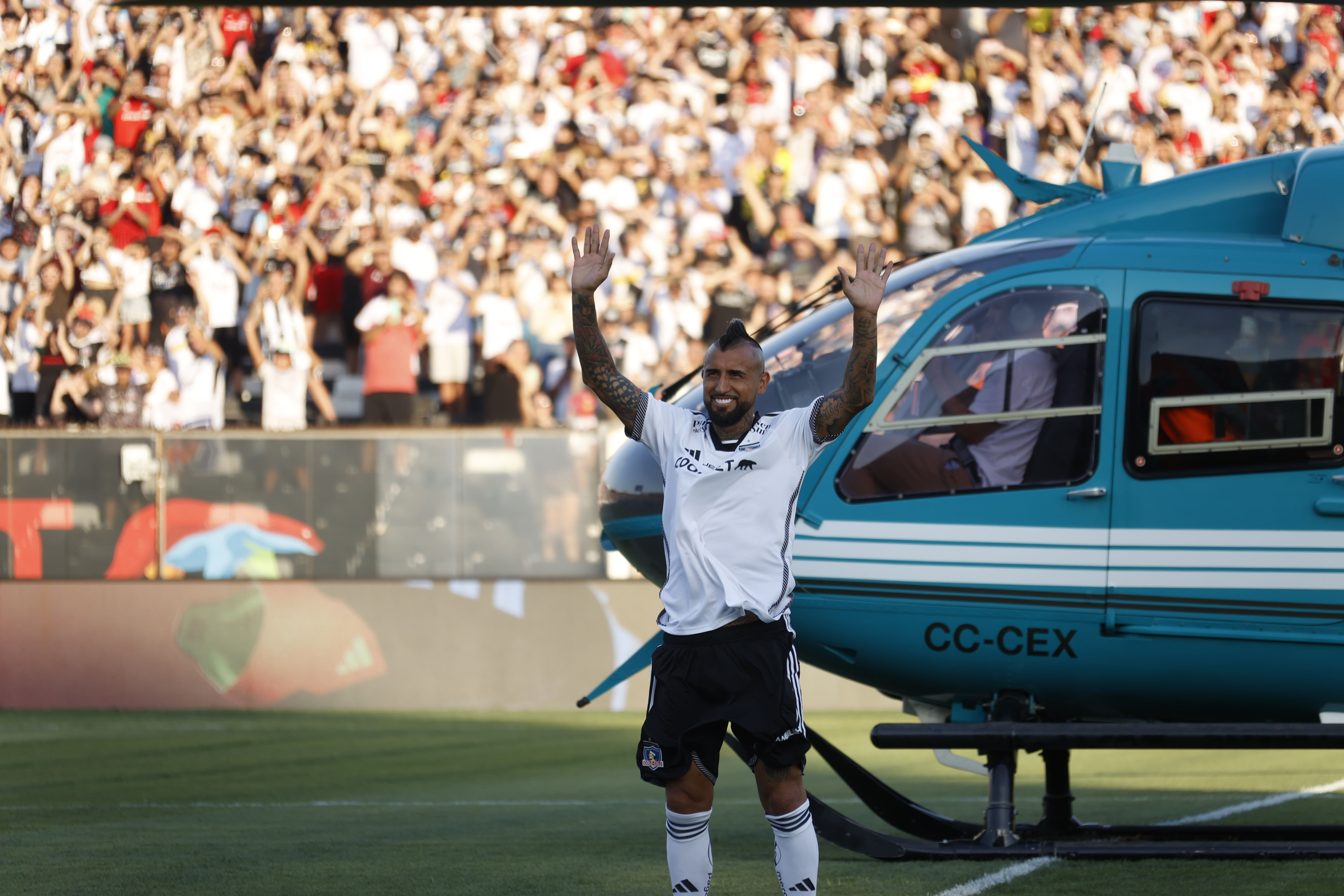 *CORRIGE FOTÓGRAFO DE LA SERIE ARTURO VIDAL* AME4302. SANTIAGO (CHILE), 01/02/2024.- El centrocampista internacional Arturo Vidal aterriza en helicóptero durante su presentación como nuevo jugador de Colo Colo, hoy, en el estadio Monumental, en Santiago (Chile). El mediocampista chileno Arturo Vidal dijo este jueves que espera que "la ANFP empiece a hacer las cosas bien", ante una posible huelga del sindicato de futbolistas profesionales de Chile (Sifup) por la decisión de permitir seis extranjeros en el campo. EFE/ Javier Martin