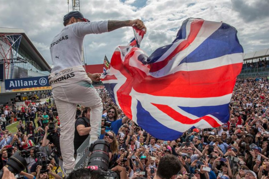 Lewis Hamilton ganó en el circuito de Silverstone y sigue descontándole a Nico Rosberg