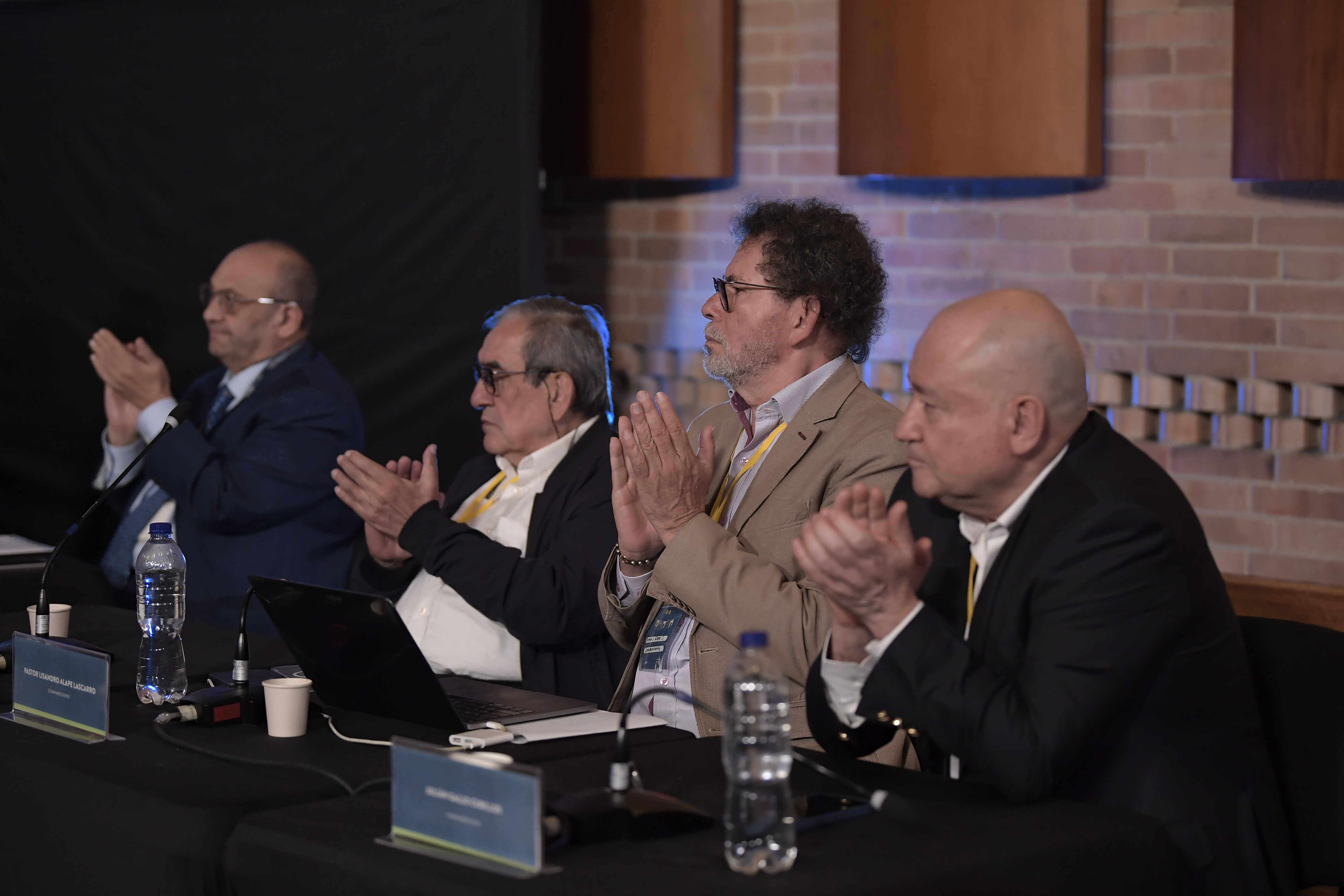 Espacio decisivo para evaluar el cumplimiento de los compromisos asumidos por los exjefes de las extintas FARC-EP (Julián Gallo, Pastor Alape, Jaime Alberto Parra), en el macrocaso 01 sobre secuestros, pero también para las primeras sanciones del tribunal.