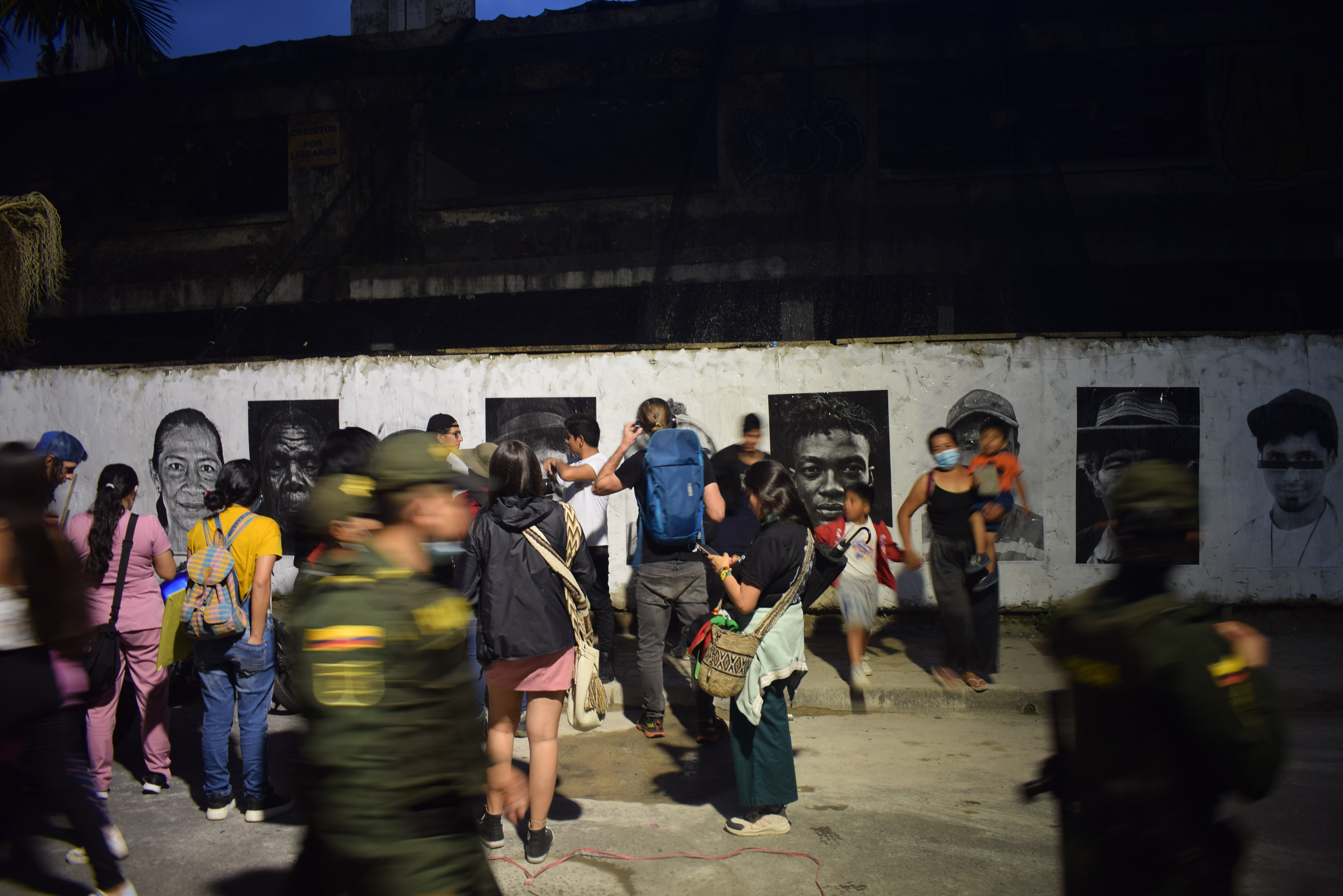 Un segundo punto de la crómnica fotográfica "El poder de la identidad híbrida" en las calles de Popayán fue el antiguo centro comercial Anarkos, hoy en ruinas y cubierto con una malla negra.