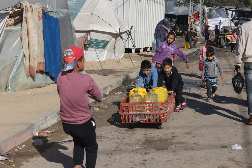 Las condiciones de vida de la gente en esta parte del enclave son desesperadas, como resultado del hacinamiento y de la falta de agua potable, baños, duchas y sistemas de alcantarillado, agravada por el frío invierno.