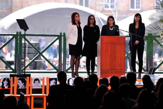 Las cuatro hijas de Carlos Urán y Ana María Bidegain, durante el acto de perdón en el que el Estado debía pedir disculparse con las víctimas de desaparición, tortura y ejecución de extrajudicial. Helena Uran está en la esquina derecha.