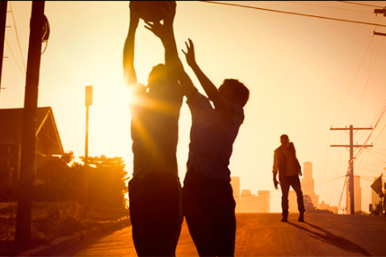 "Fear the Walking Dead" se emite los domingos por el canal AMC Latinoamérica.