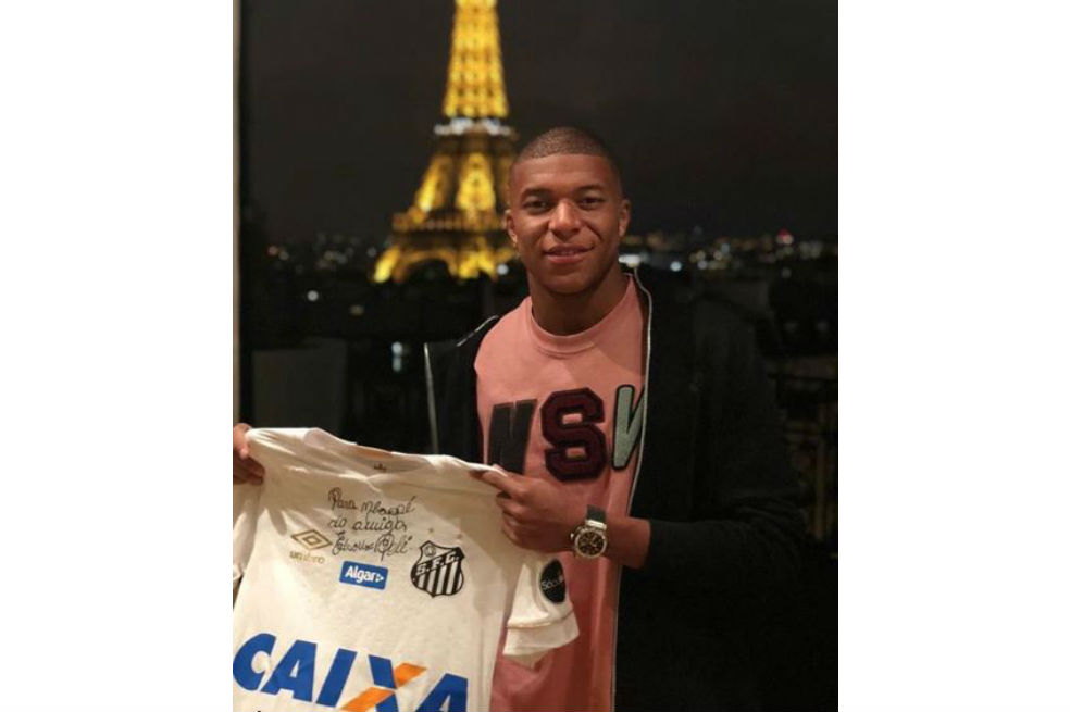 Mbappé posa con una camiseta del Santos dedicada por Pelé