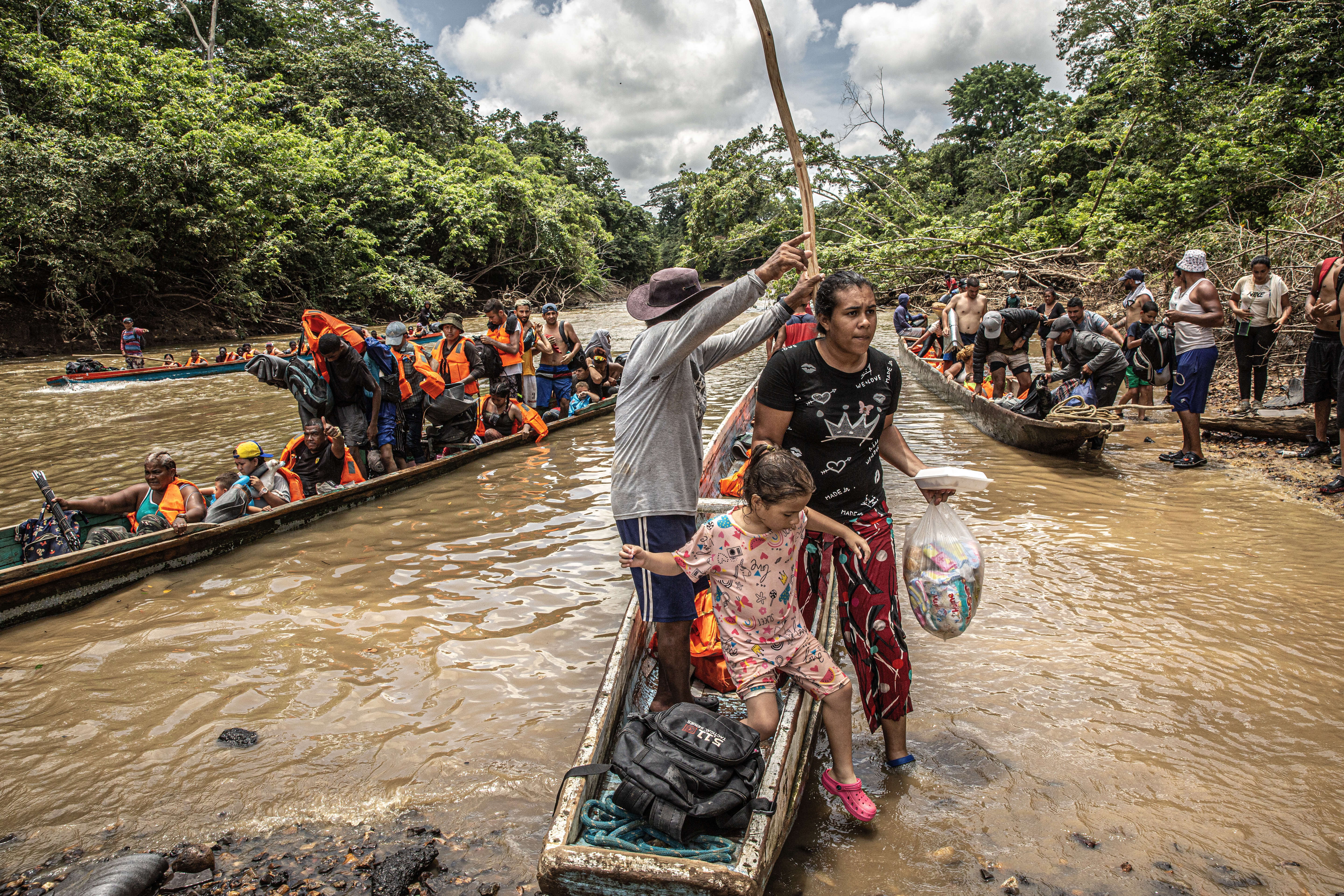 A través del río Turquesa, los migrantes llegan a la Estación de Recepción Migratoria de Lajas Blancas, un campamento instalado por el Gobierno panameño.