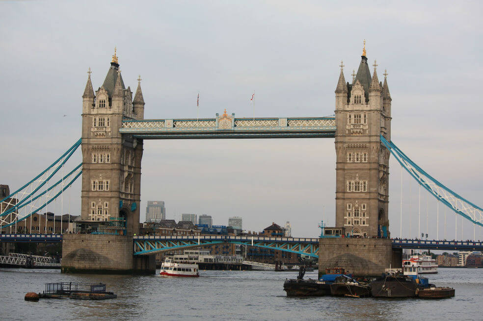 Policía responde a tiroteo en el Puente de Londres