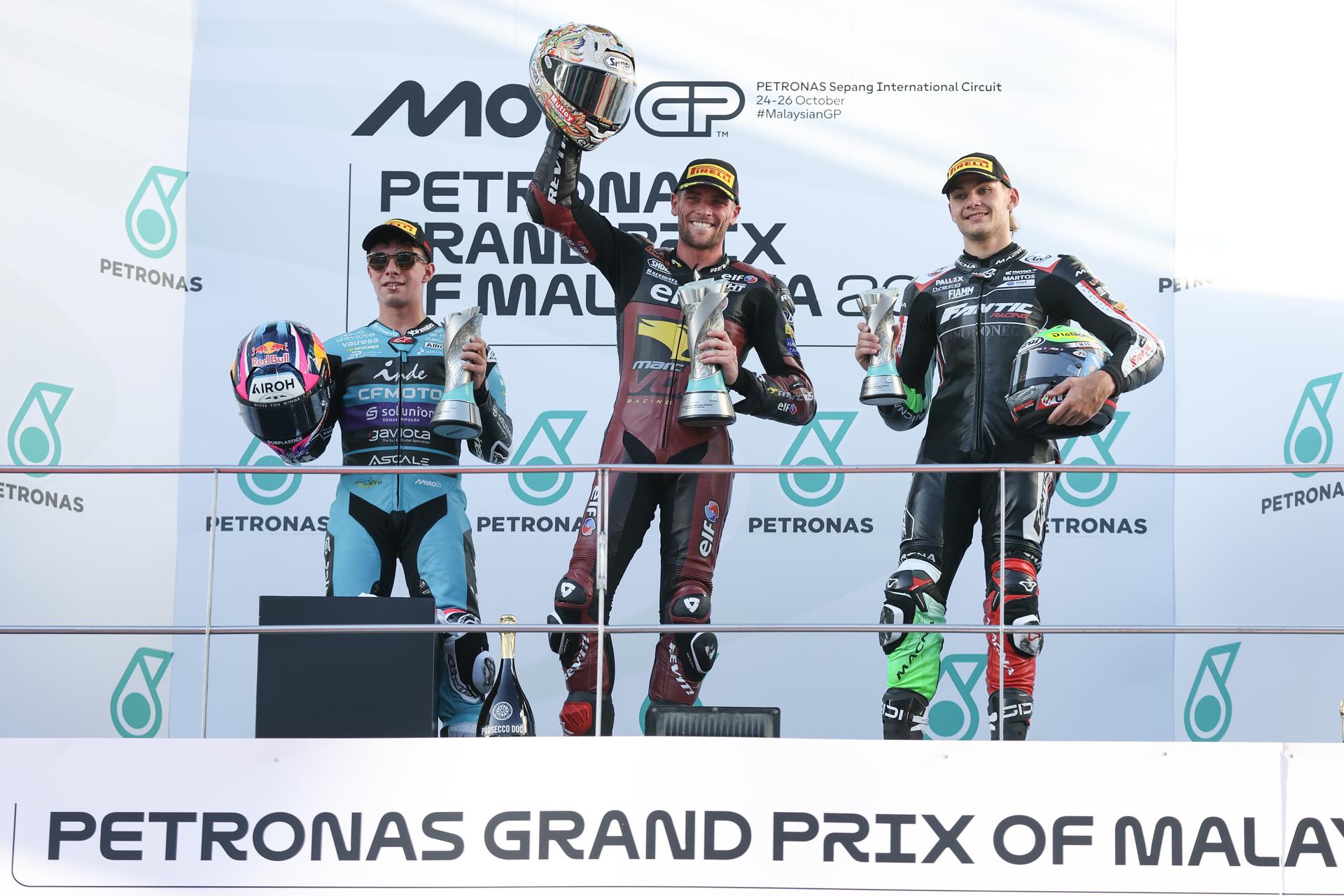 SEPANG (Malaysia), 26/10/2025.- Winner British Moto2 rider Jake Dixon (C) of Elf Marc VDS Racing Team, second place Colombian Moto2 rider David Alonso (L) of CFMoto Aspar Team and third place Belgian Moto2 rider Barry Baltus (R) of Fantic Racing celebrate on podium after the Moto2 race at the Malaysia Motorcycling Grand Prix in in Sepang, Malaysia, 26 October 2025. (Motociclismo, Malasia) EFE/EPA/FAZRY ISMAIL
