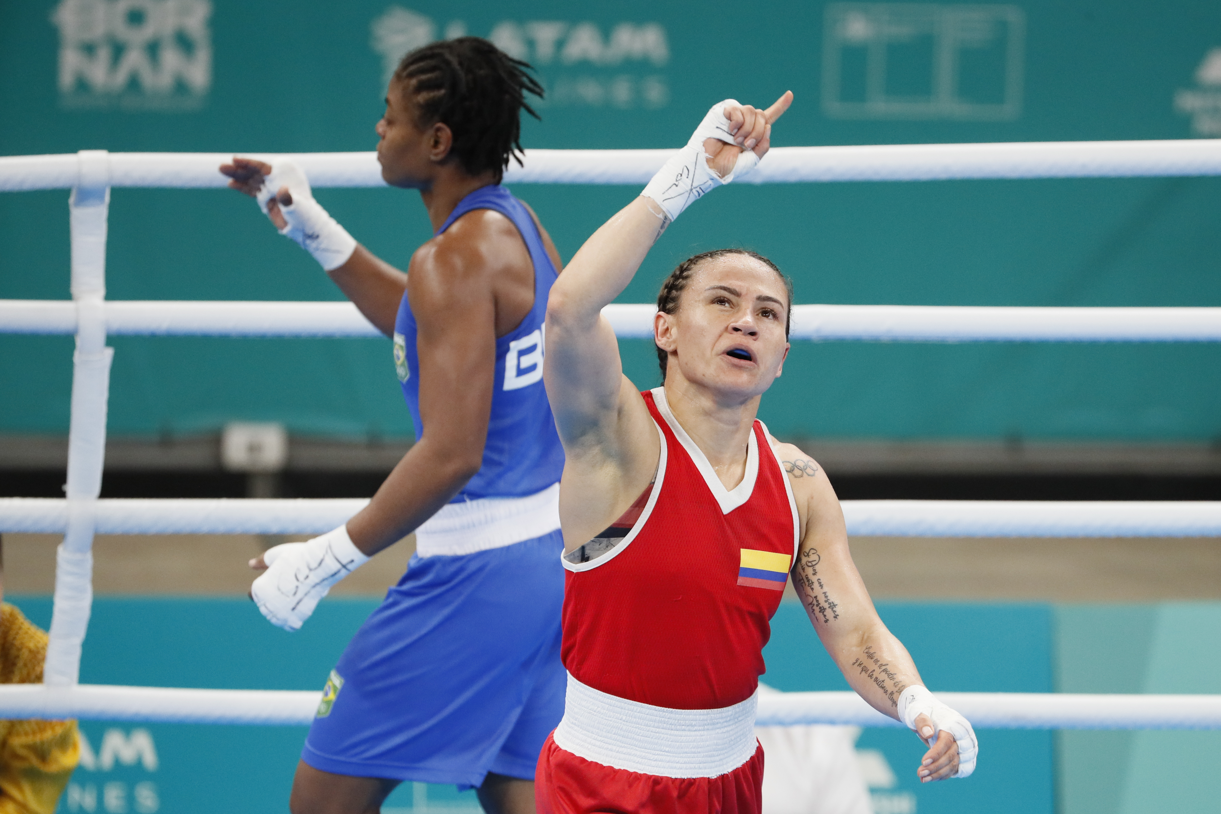 AMDEP1706. SANTIAGO (CHILE), 27/10/2023.- Yeni Arias de Colombia celebra al ganar medalla de oro ante Tatiana de Jesus Chagas de Brasil hoy, en la final de boxeo femenino 54kg durante los Juegos Panamericanos 2023 en Santiago (Chile). EFE/ Carlos Ortega