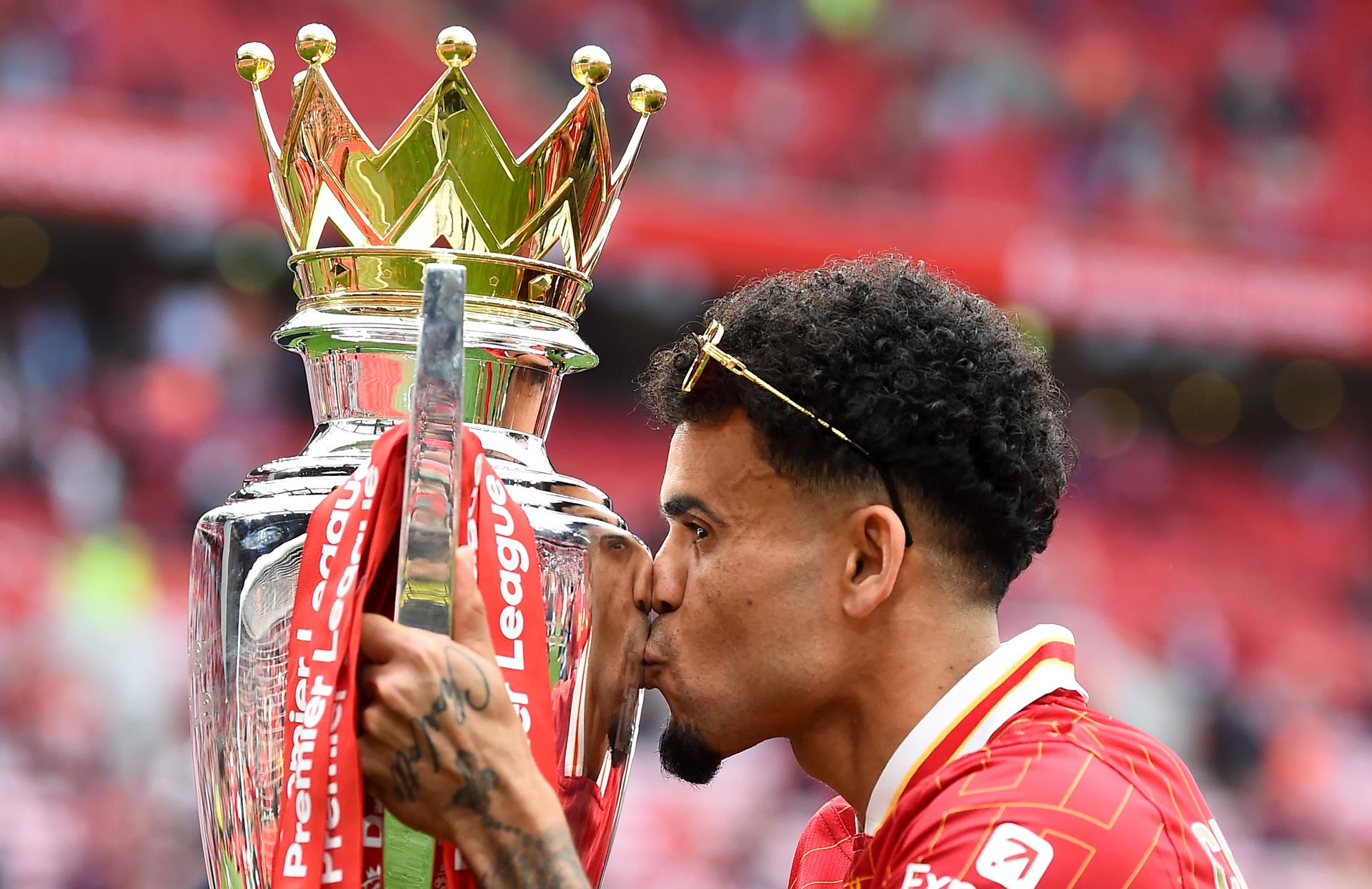 Liverpool (United Kingdom), 26/05/2025.- Liverpool player Luis Diaz celebrates with the Premier League trophy after the English Premier League match between Liverpool and Crystal Palace in Liverpool, Britain, 25 May 2025. (Reino Unido) EFE/EPA/PETER POWELL EDITORIAL USE ONLY. No use with unauthorized audio, video, data, fixture lists, club/league logos, 'live' services or NFTs. Online in-match use limited to 120 images, no video emulation. No use in betting, games or single club/league/player publications.
