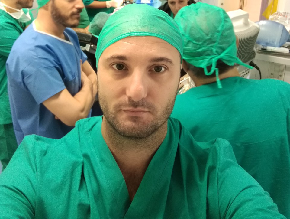 Salvio Di Guida, terapeuta italiano, en una sala de cirugía.
