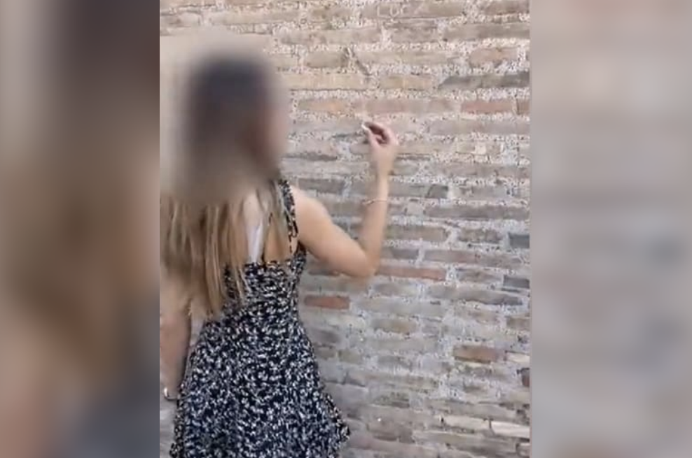 Graban a menor de edad rayando el Coliseo Romano: esta podría ser su sanción