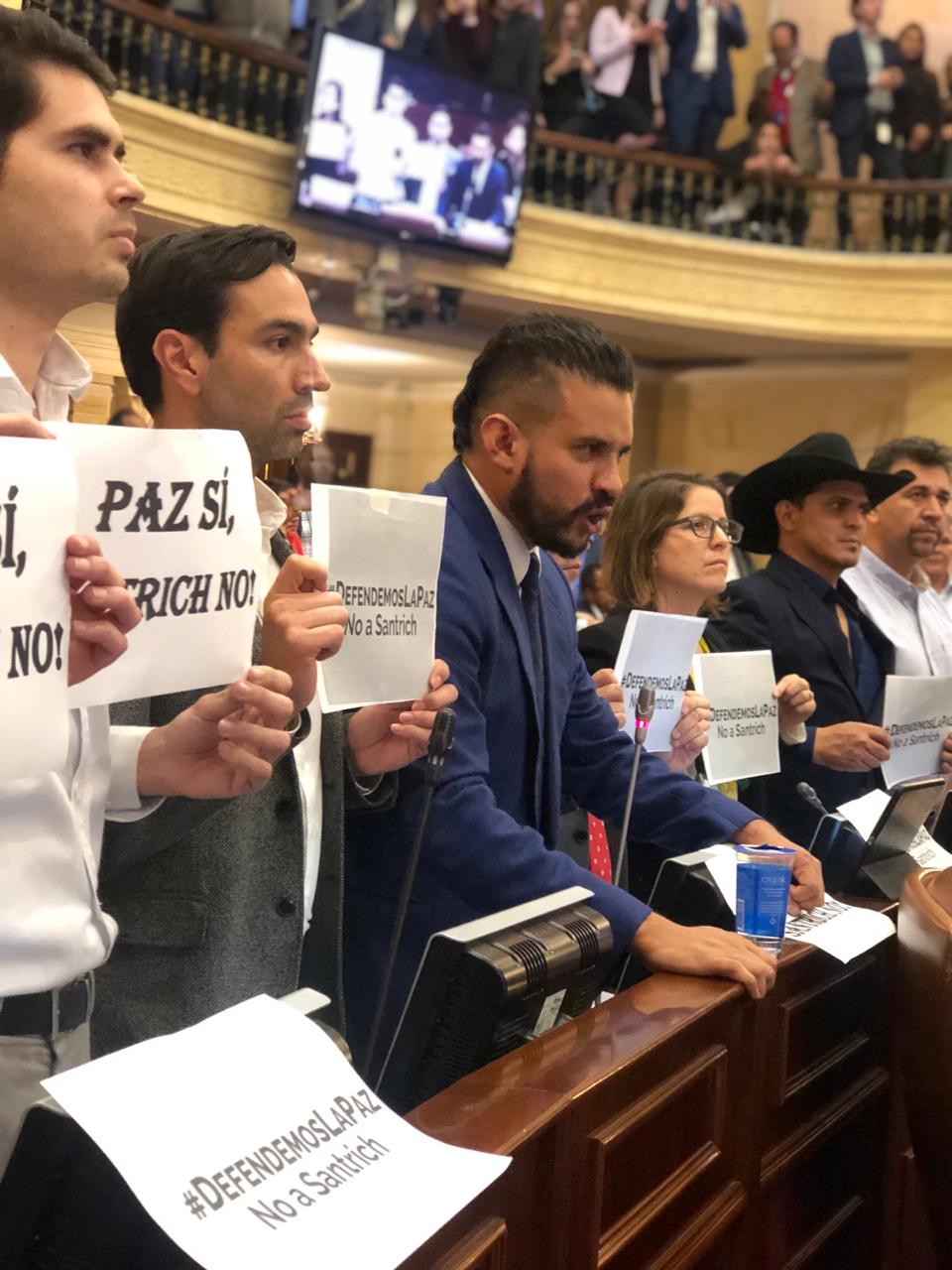 Mientras cada congresista pasaba a dar su intervención, “Santrich” escuchaba, acompañado de su copartidaria Victoria Sandino. Después de las críticas más fuertes, pasaron otros congresistas con consideraciones menos radicales sobre la representación que desde hoy ejerce el excombatiente en la democracia colombiana.
