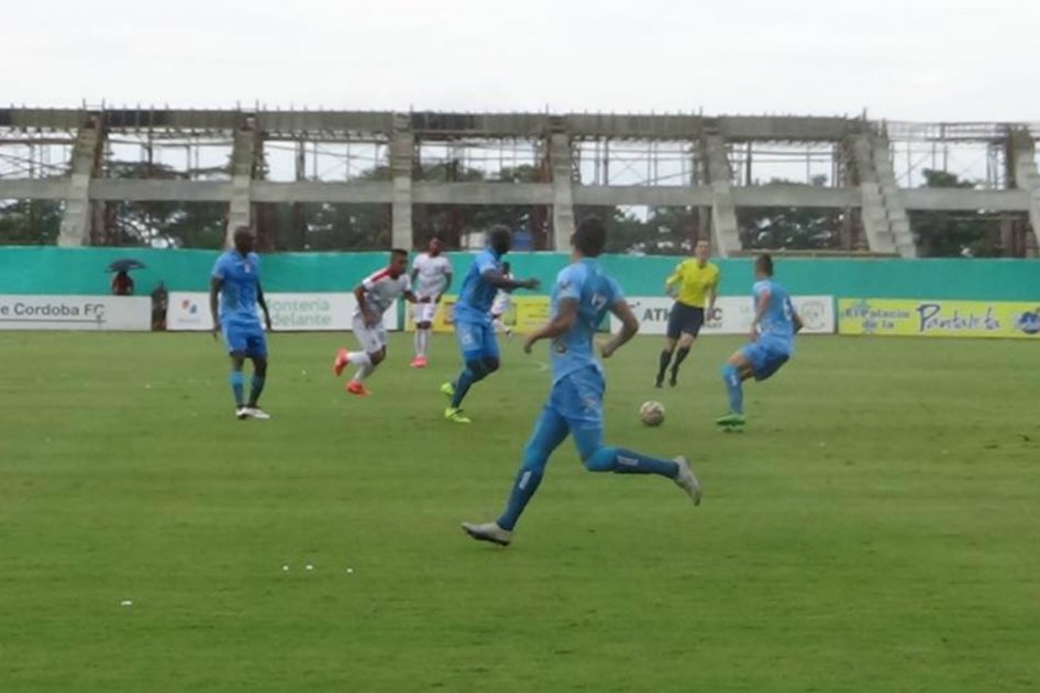 Vuelve y juega: colapsó parte de la tribuna del estadio de Montería