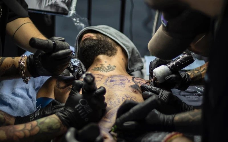 ¿Qué le pasó a Arcángel? El tatuaje por el que fue anestesiado por ocho horas