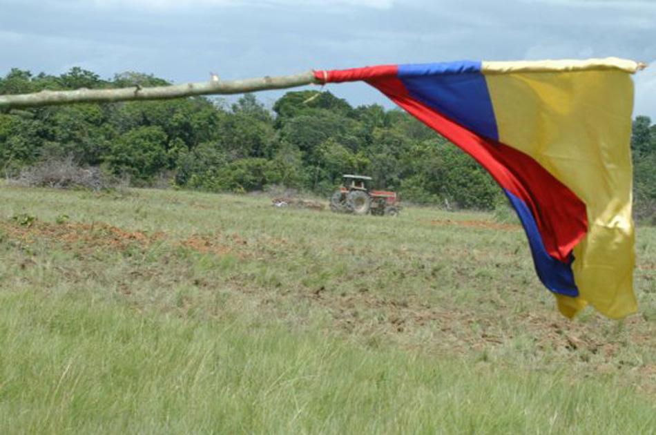 ‘Ejército anti-restitución de tierras’ amenaza a ocho periodistas en Valledupar