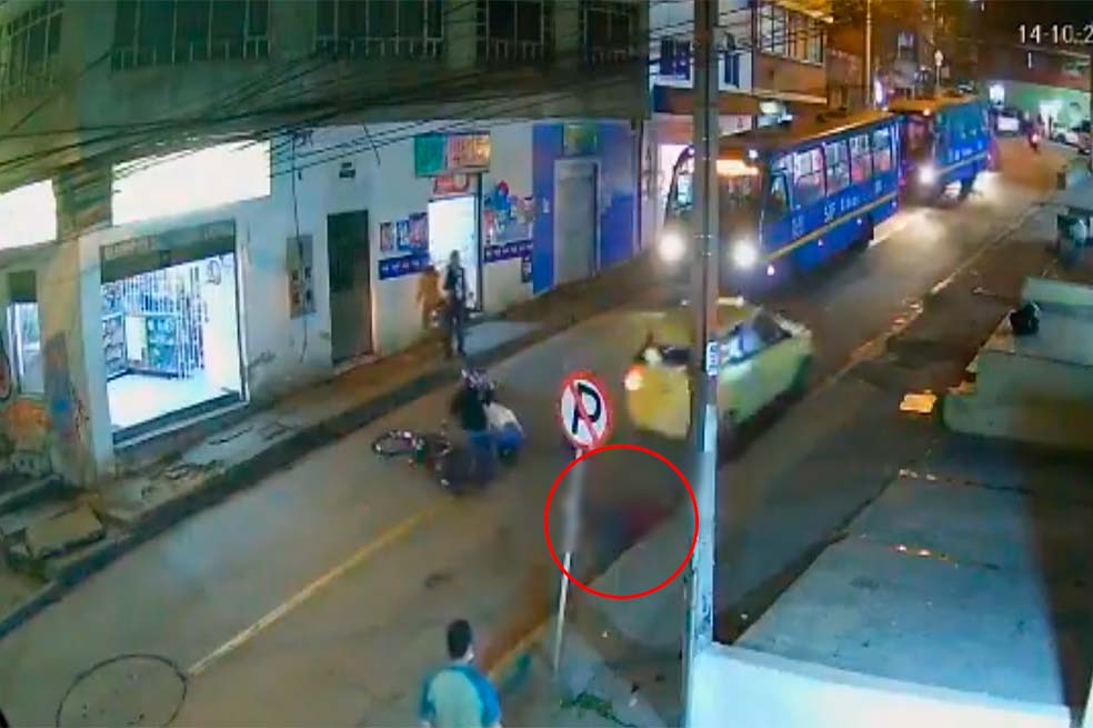 Una mujer fue atropellada por una moto y un taxi en menos de un minuto, en Bogotá