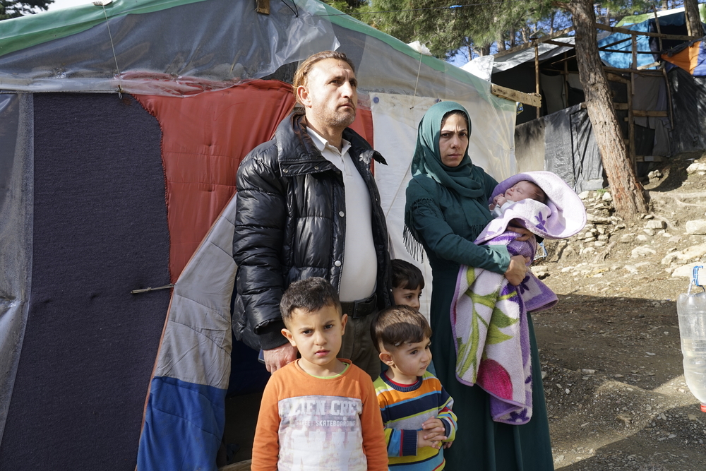 Mohammed y Sharide vivían en Damasco, Siria, pero tuvieron que huir por la guerra. Hace un año que llegaron a la isla griega de Samos junto a sus tres hijos.  El centro de recepción de Samos tiene capacidad para 648 personas pero alberga a 3500 personas que viven hacinadas y sin servicios básicos.