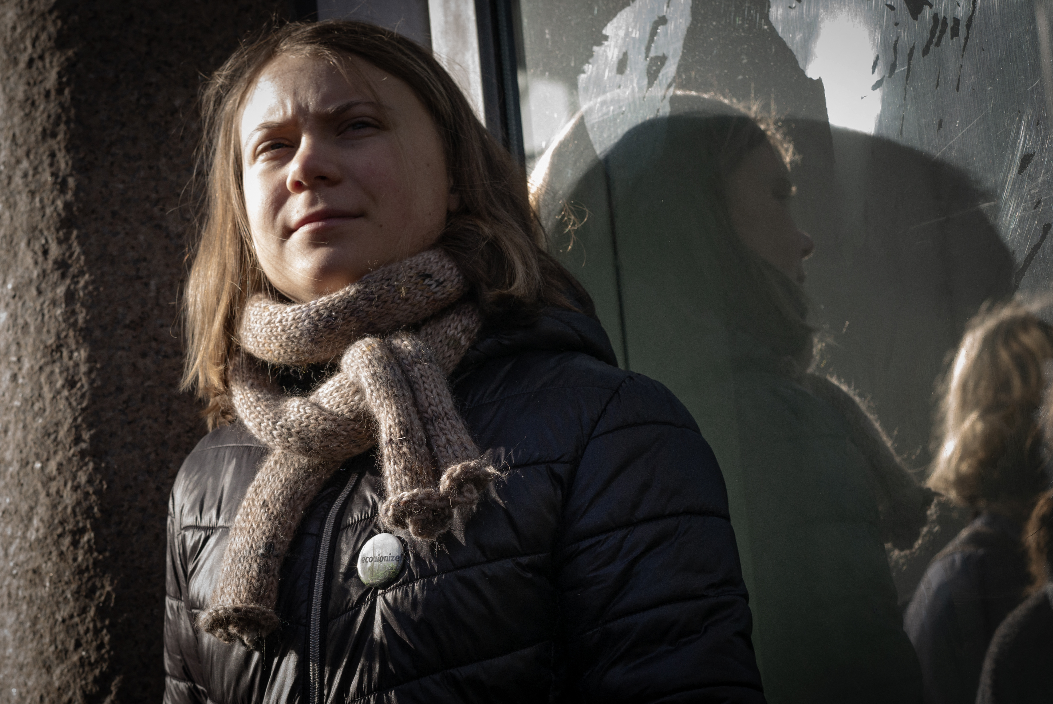 Los manifestantes perseguían "cerrar el Estado" como protesta por la continua actividad de turbinas eólicas en la región de Fosen, más de un año después de que la Corte Suprema noruega se pronunciara contra estos parques. 

Según el tribunal, este proyecto viola el derecho de las familias sami a practicar la cría de renos. Los samis son una minoría indígena de unas 100.000 personas que viven entre Noruega, Suecia, Finlandia y Rusia. 

La protesta comenzó el jueves pasado cuando un grupo de samis vestidos con el traje tradicional azul y rojo ocuparon la entrada del Ministerio de Petróleo y Energía. 

Los activistas fueron desalojados en la noche del domingo, pero volvieron durante la semana, extendiendo la toma a más edificios del gobierno.