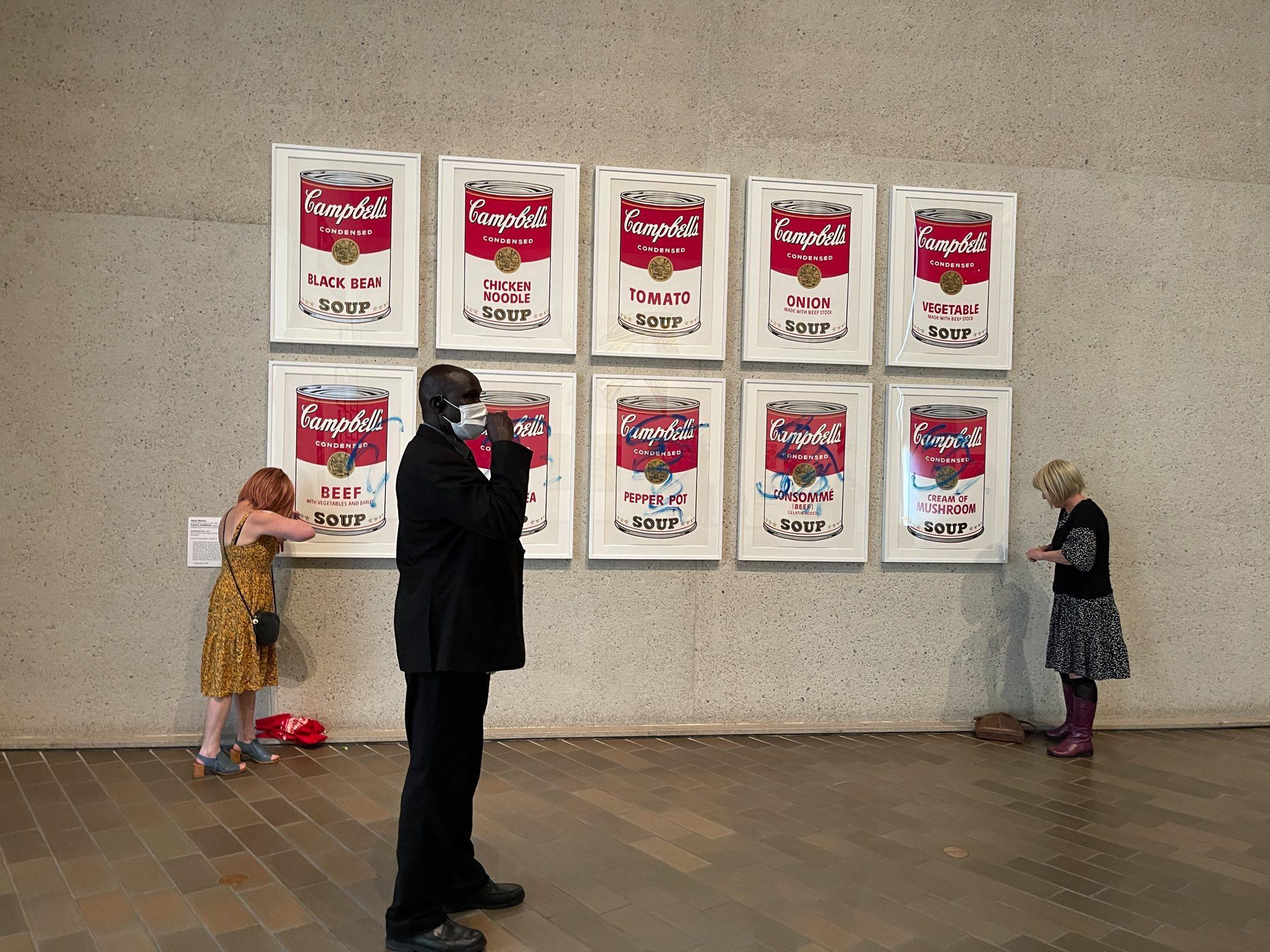 Activistas se adhieren con pegamento a obra de arte de Warhol en Australia