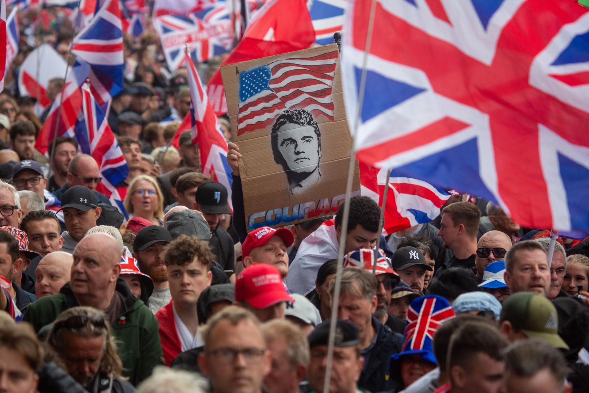 LONDON (United Kingdom), 13/09/2025.- Protesters display a placard among Union Flags during a 'Unite the Kingdom' rally in central London, Britain, 13 September 2025. Two opposing demonstrations, involving tens of thousands of participants, are currently underway in London. 'Unite the Kingdom' is led by far-right activist Tommy Robinson, while the other is organized by anti-racism campaigners under the banner of 'Stand Up to Racism.' (Protestas, Reino Unido, Londres) EFE/EPA/TAYFUN SALCI

