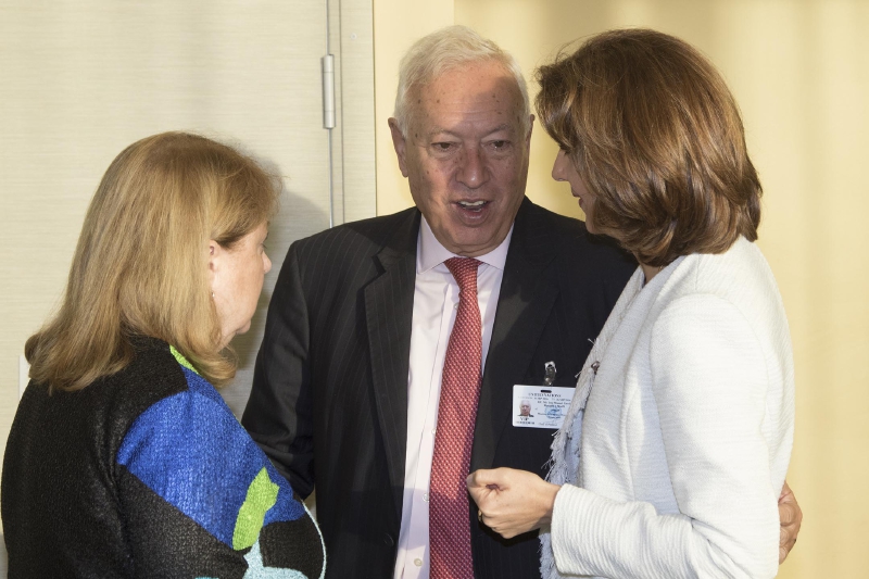 El ministro de Asuntos Exteriores de España, José Manuel García-Margallo (c), habla con las cancilleres de Argentina, Susana Malcorra (i), y de Colombia, María Ángela Holguín. / EFE