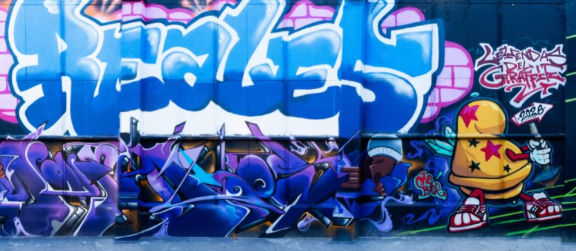 Pioneros del graffiti de Medellín pintaron un mural para contar su historia