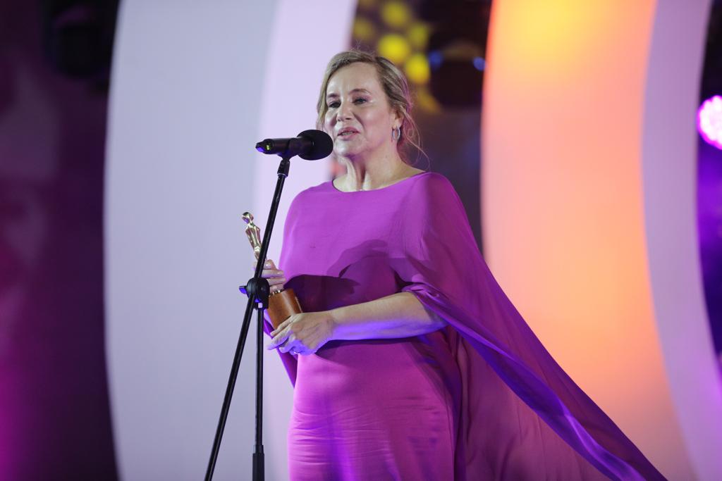Alejandra Borrero recibió el Premio a Toda Una Vida Víctor Nieto.