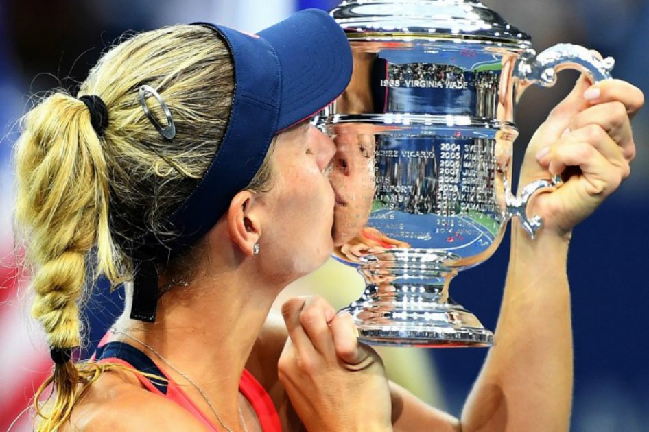 La alemana Angelique Kerber besando el trofeo del US Open. / AFP