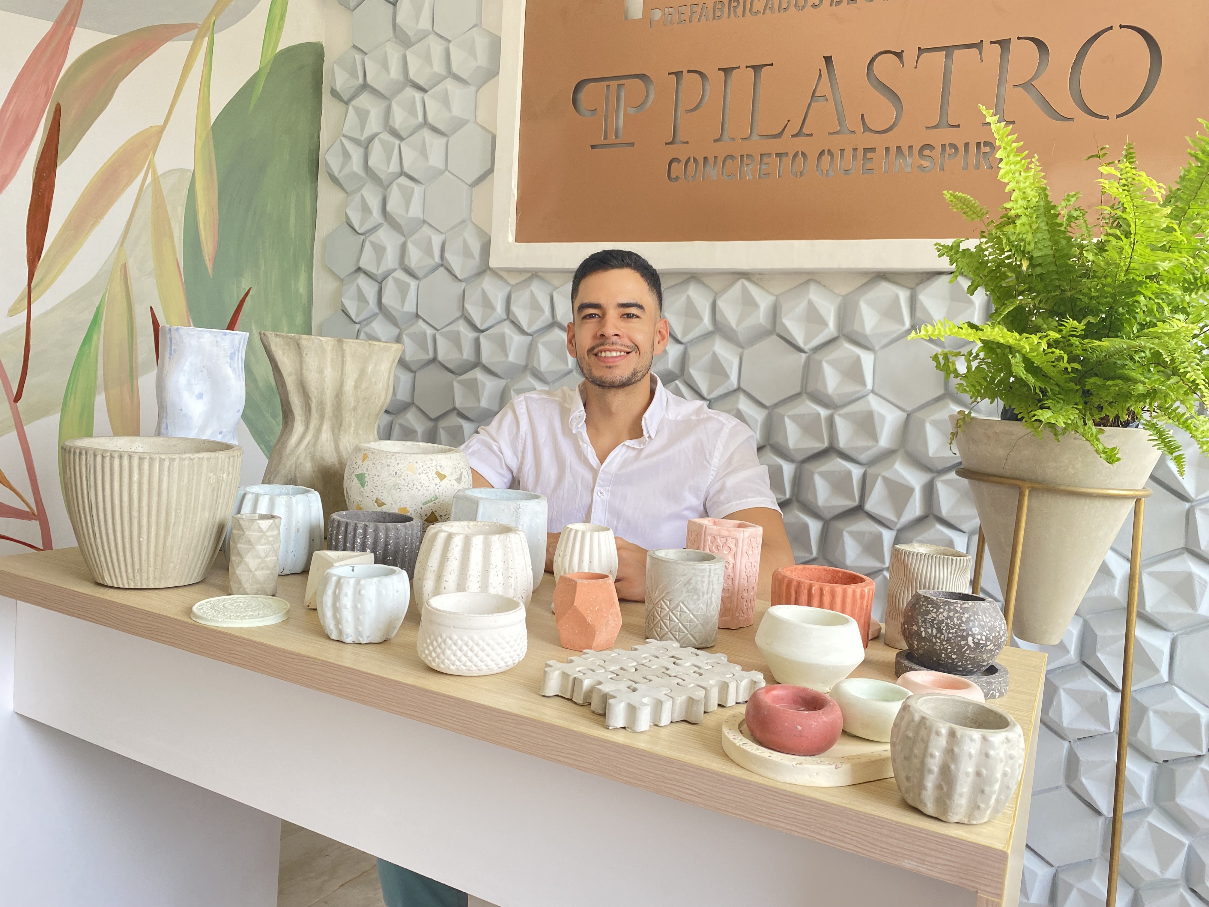 El administrador de empresas que transforma el concreto en piezas decorativas