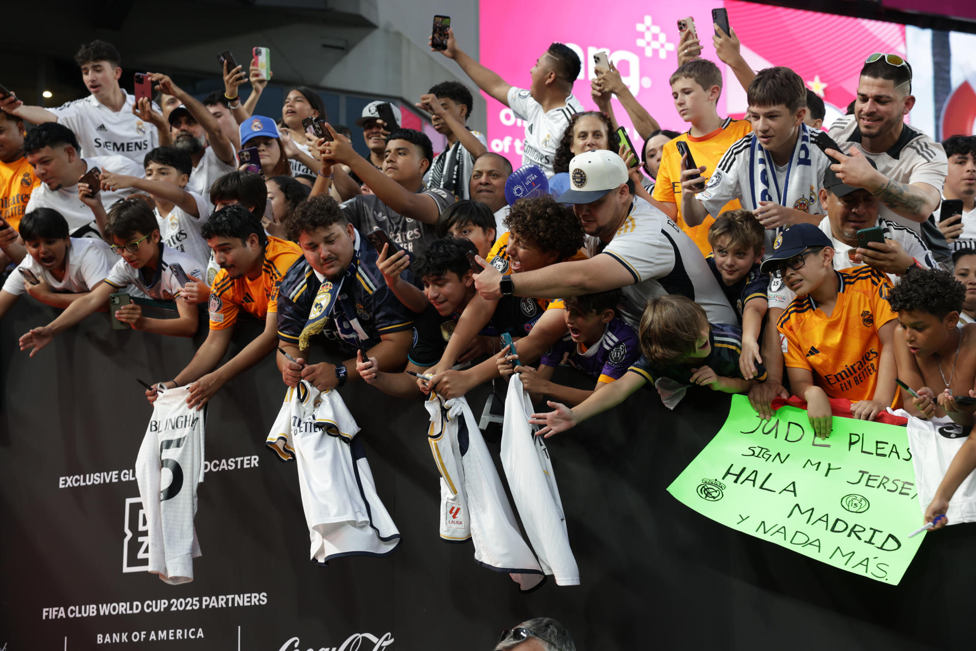 AME8936. FILADELFIA (ESTADOS UNIDOS), 26/06/2025.- Aficionados del Real Madrid animan este jueves, previo a un partido de la fase de grupos del Mundial de Clubes entre Salzburgo y Real Madrid, en el estadio Lincoln Financial Field en Filadelfia (Estados Unidos). EFE/ Andre Coelho