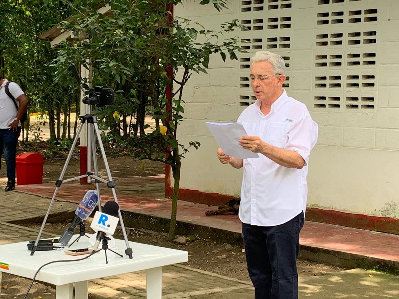 “Me da pena con el presidente que alguien de mi UTL cree esos problemas”: Uribe sobre “Cayita” Daza