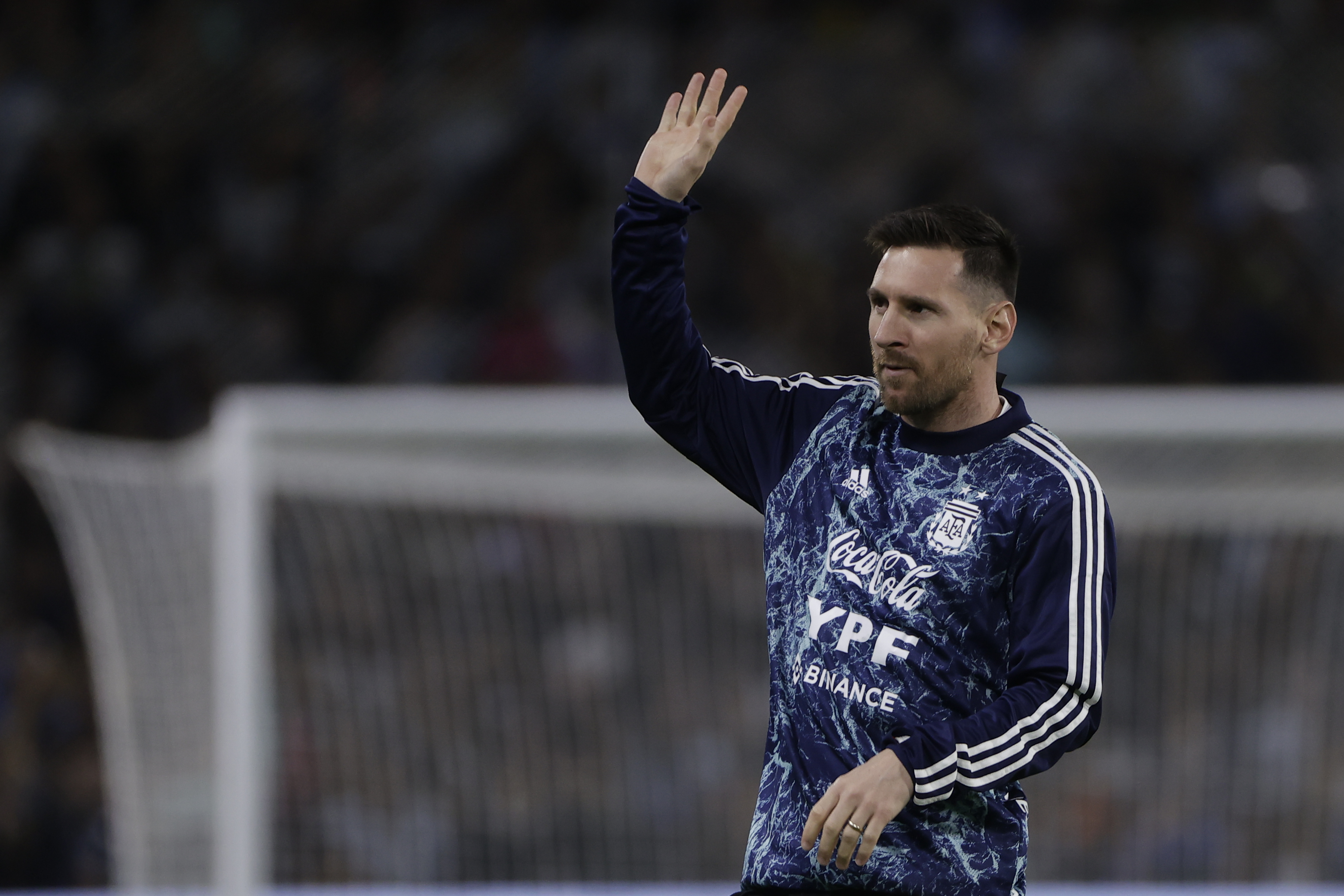 AMDEP8358. BUENOS AIRES (ARGENTINA), 25/03/2022.- Lionel Messi de Argentina saluda a los aficionados hoy, en un partido de las eliminatorias sudamericanas para el Mundial de Catar 2022 entre Argentina y Venezuela en el estadio La Bombonera en Buenos Aires (Argentina). EFE/Juan Ignacio Roncoroni