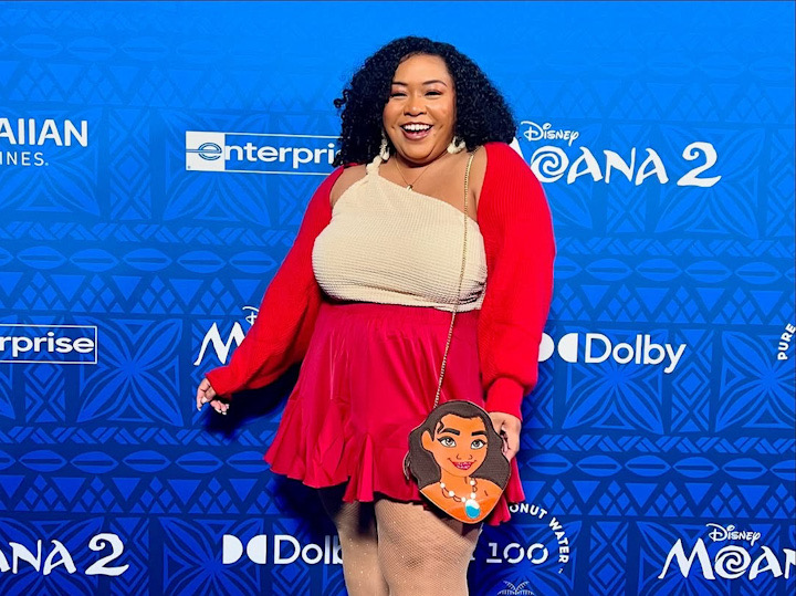 Muere influencer de Disney en plena cena navideña, por reacción alérgica