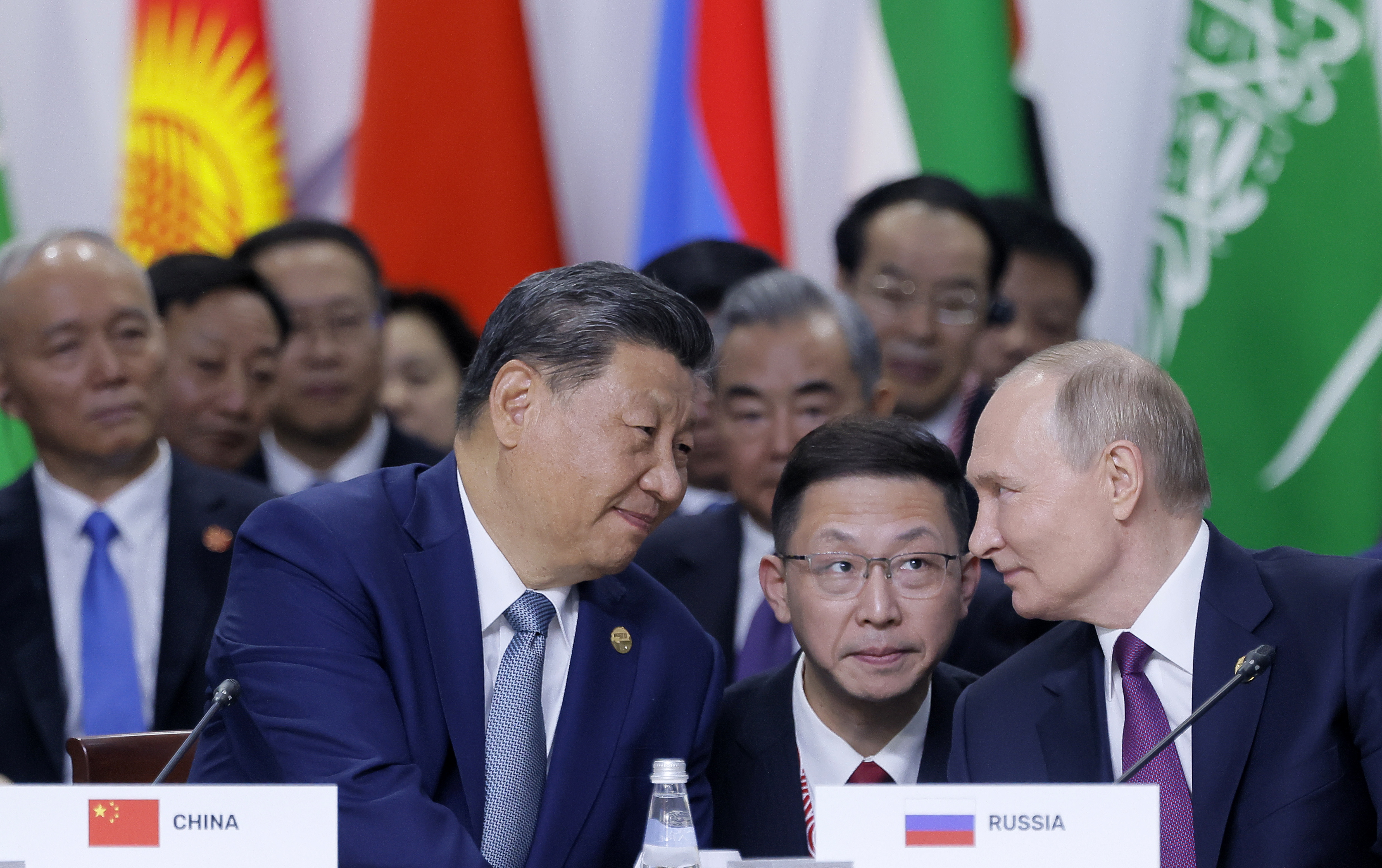 Kazan (Russian Federation), 24/10/2024.- Russian President Vladimir Putin (R) and Chinese President Xi Jinping speak during a plenary session in the outreach/BRICS Plus format at the BRICS summit in Kazan, Russia, 24 October 2024. The BRICS summit takes place from 22 to 24 October. (Rusia) EFE/EPA/MAXIM SHEMETOV / POOL