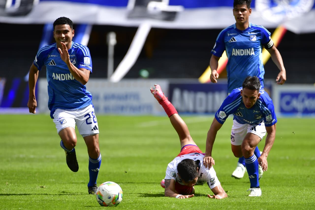 Millonarios venció 3–2 a Fortaleza en El Campín con tripleta de Beckham David Castro y logró un triunfo crucial que lo mantiene en la pelea por entrar al grupo de los ocho en la Liga BetPlay 2025. El equipo de Hernán Torres presionó alto, recuperó en campo rival y fue letal en los momentos clave, aunque volvió a fallar varias opciones claras. Fortaleza dominó la posesión y complicó en el cierre de cada tiempo con goles de Jhon Velásquez y Sebastián Valencia, este último de penalti en el 90+1, pero no pudo evitar que Millonarios le quitara el invicto.