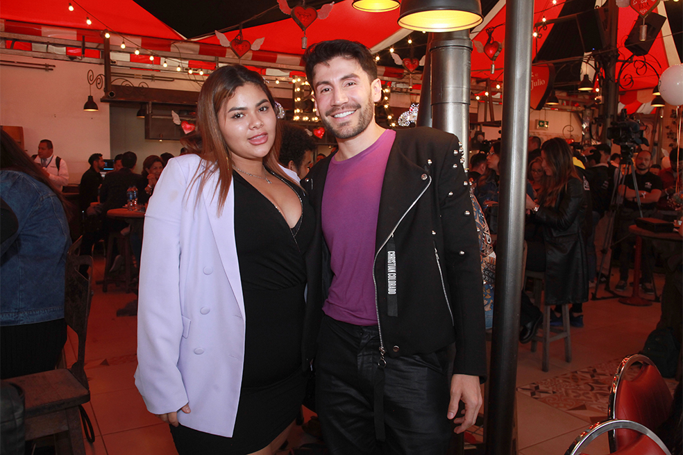 A Donde Estabas tú? mas reciente sencillo de la Cantatante de música popular Paola Jara en el Rooftop de Andrés DC en el centro comercial el retiro.