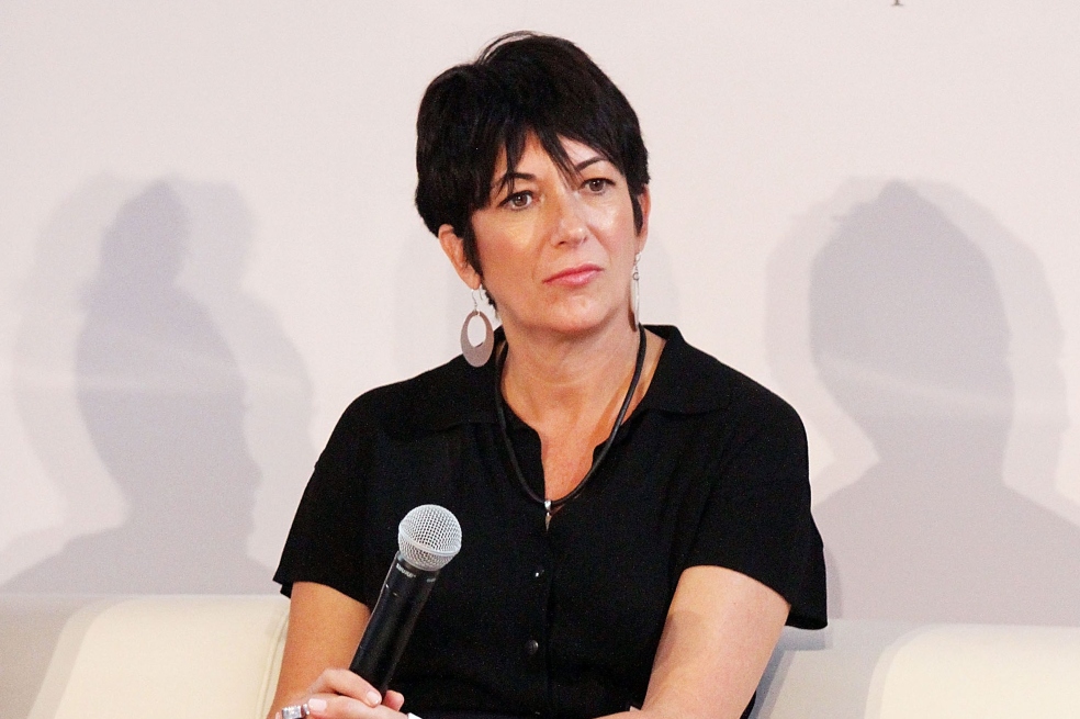 Ghislaine Maxwell, cómplice de Jeffrey Epstein, se declara inocente ante la justicia