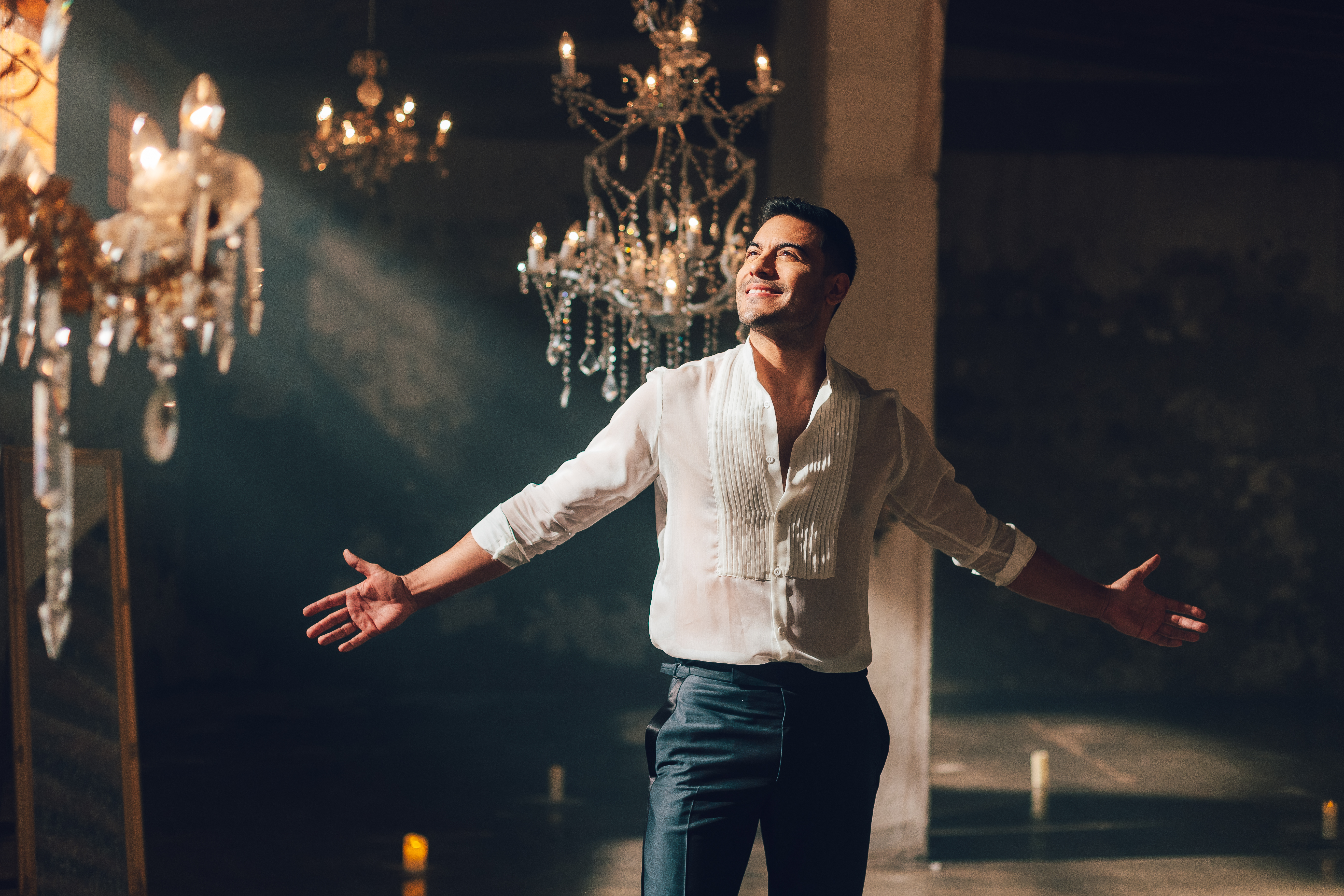 El cantante mexicano Carlos Rivera llega al Movistar Arena de Bogotá