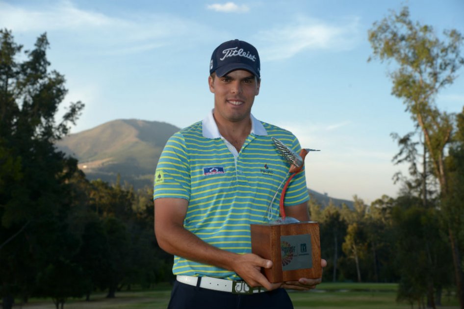 Ricardo Celia celebra su primer triunfo en el PGA Latinoamérica. Foto: Enrique Berardi/PGA TOUR