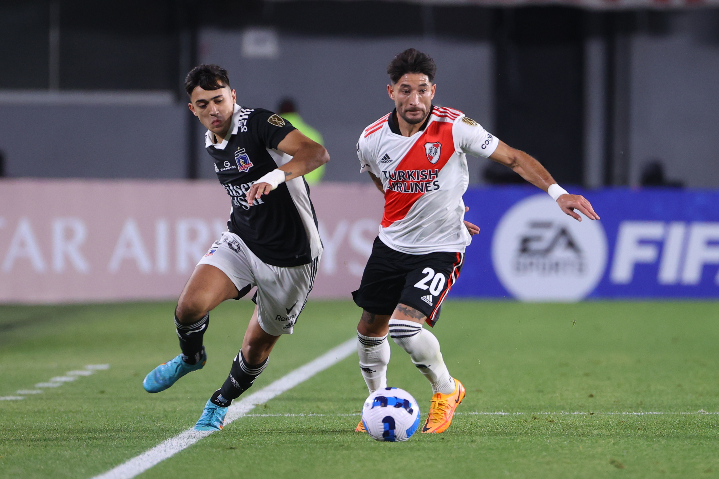AME844. BUENOS AIRES (ARGENTINA), 19/05/2022.- Milton Casco (d) de River disputa el balón con Pablo Solari (i) de Colo Colo hoy, en un partido de la Copa Sudamericana entre River Plate y Colo Colo en el estadio Monumental en Buenos Aires (Argentina). EFE/Juan Ignacio Roncoroni