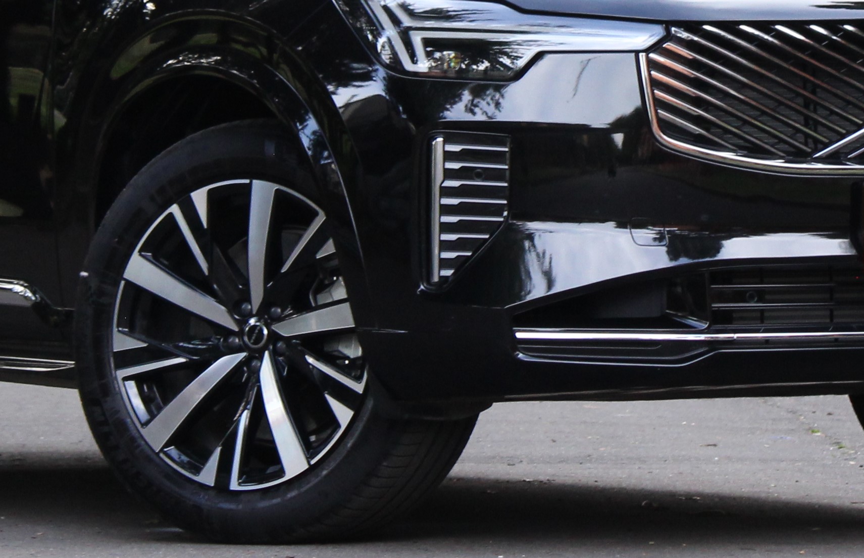 El Volvo XC90 T8 que fue actualizado tuvo un rediseño en sus rines de 21”.