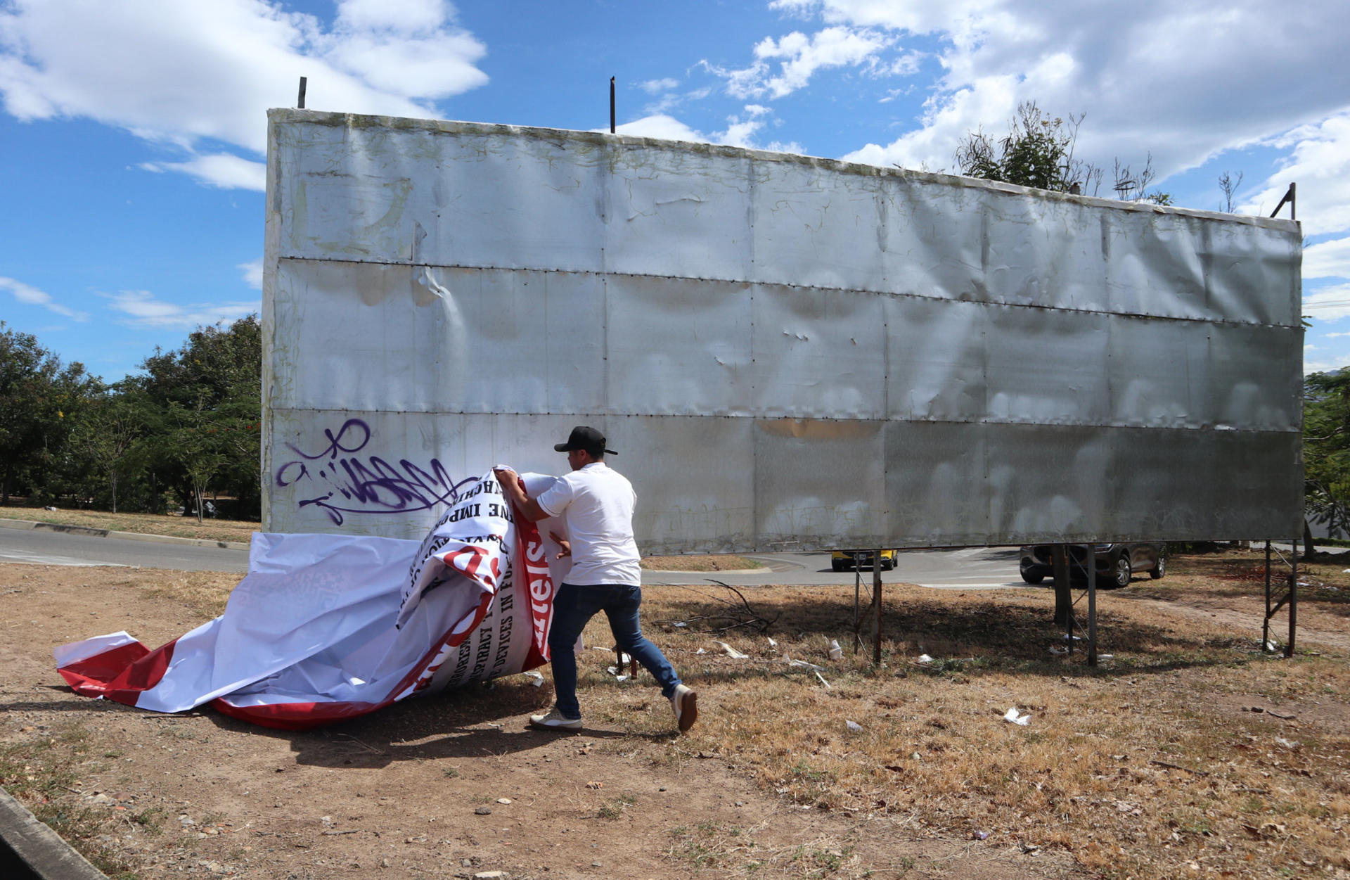Una valla con la recompensa por Maduro fue derribada en la frontera con Colombia
