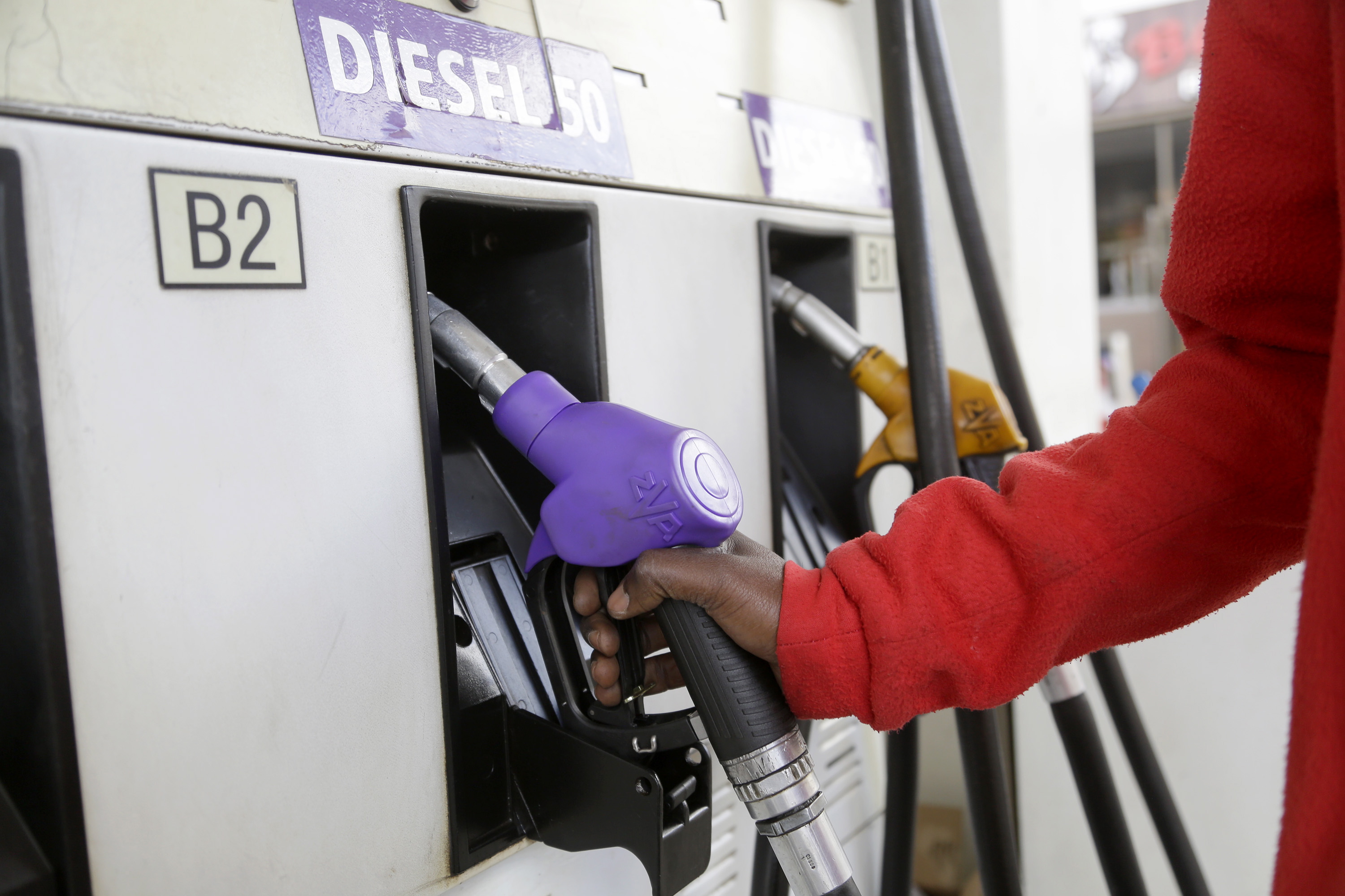 (Zimbabwe), 03/08/2022.- A petrol attendant fuels a vehicle at a garage in Harare, Zimbabwe, 03 August 2022. The Zimbabwe Energy Regulatory Authority (Zera) has announced a reduction in the prices of petrol and diesel with immediate effect in move meant to cushion consumers from the high cost of living. (Zimbabue) EFE/EPA/AARON UFUMELI