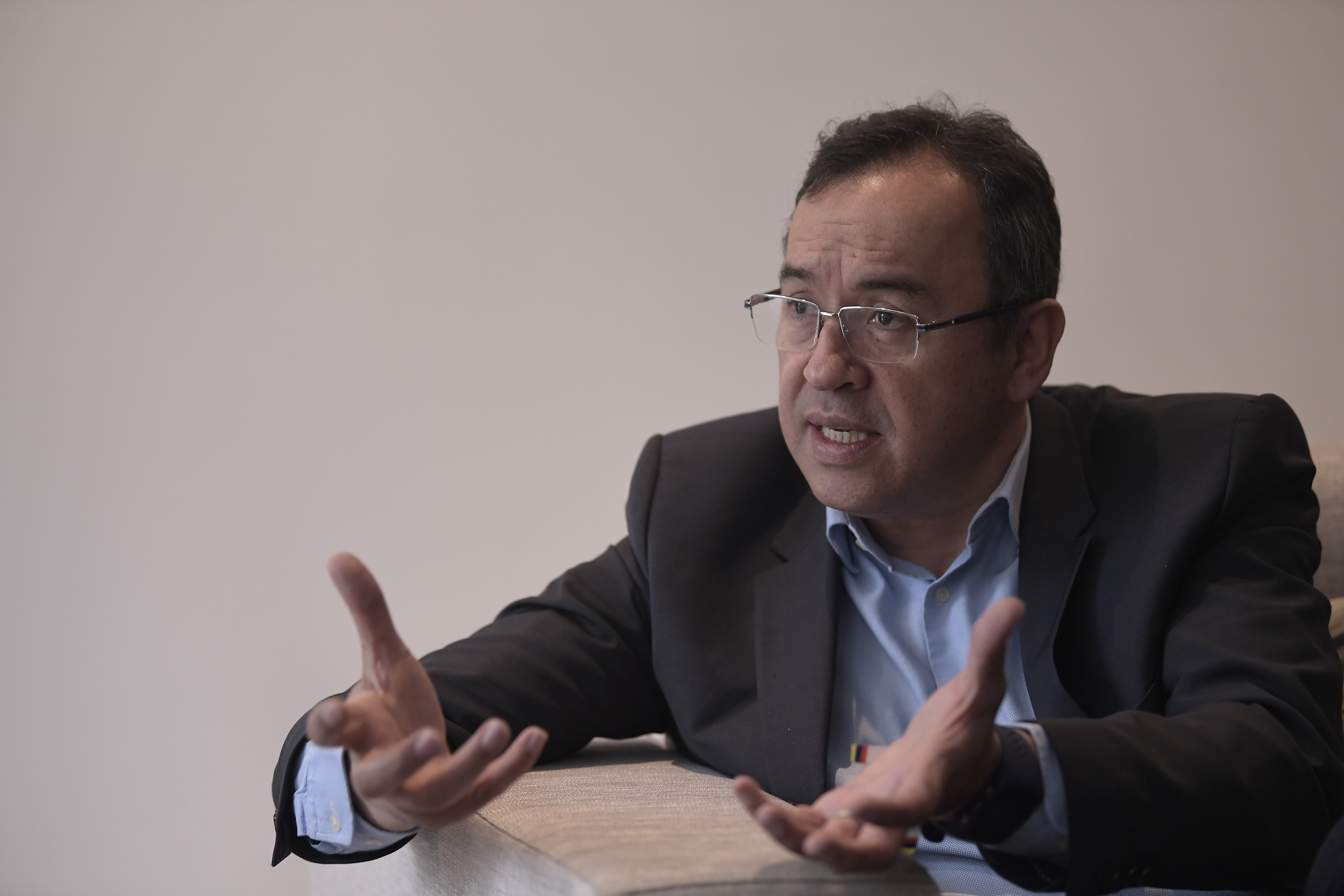 El exministro del Interior Alfonso Prada negó haber adjudicado contratos a dedo