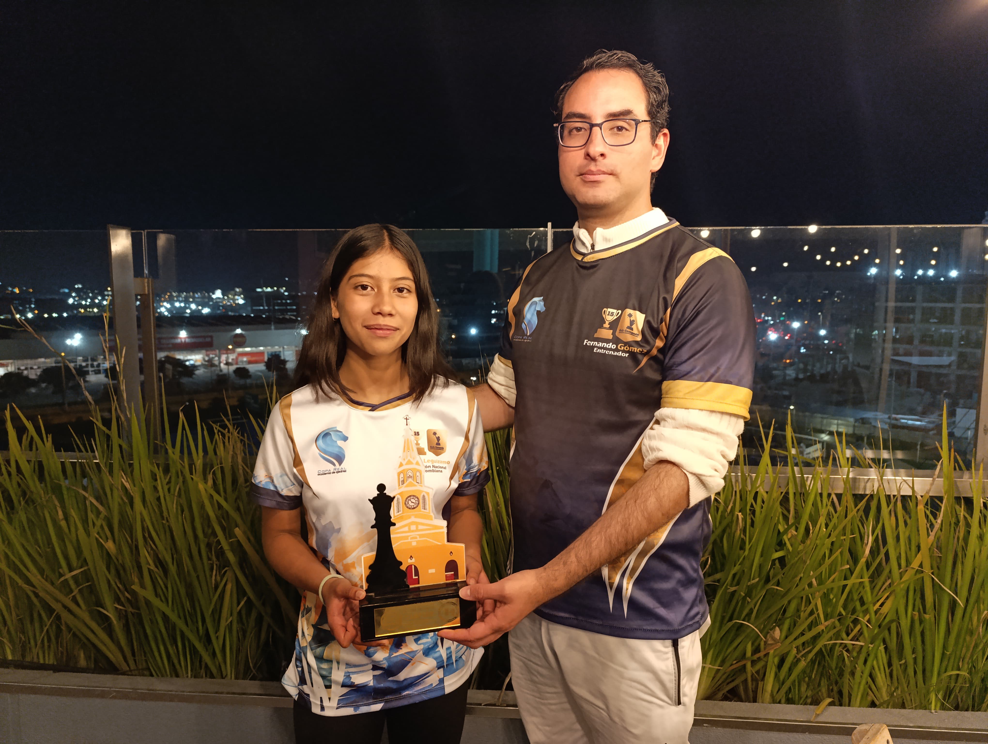Juliana junto a su entrenador Fernando Gómez del Club de ajedrez Copa Real.