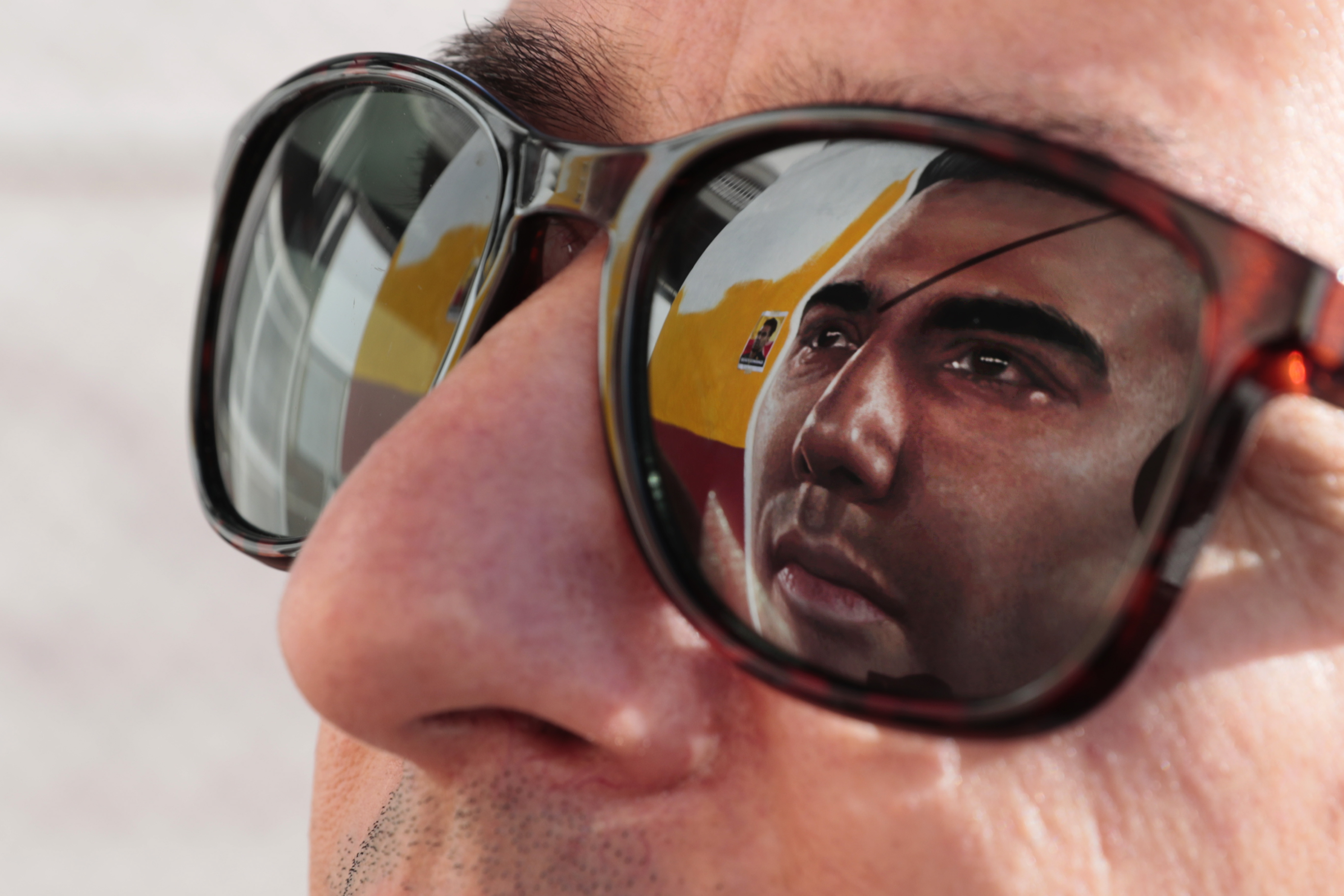 AME8840. BOGOTÁ (COLOMBIA), 02/07/2024.- Un mural con el rostro del jugador colombiano Radamel Falcao García se refleja en las gafas del artista Emerson Cáceres, conocido como Cacerolo, en una de las paredes del exterior del estadio Nemesio Camacho ' El Campín', este martes en Bogotá (Colombia). Un mural de Falcao García es pintado en una de las paredes del estadio El Campín de Bogotá con motivo de fichaje del experimentado futbolista colombiano por Millonarios. 'Cacerolo' asegura a EFE: "Para los hinchas del Millonarios es un orgullo tener a Falcao en el equipo, uno de los mejores 9 del fútbol mundial". EFE/ Carlos Ortega