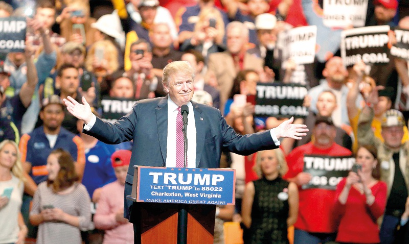 Donald Trump durante un mitin de campaña en Charleston, West Virginia. / AFP